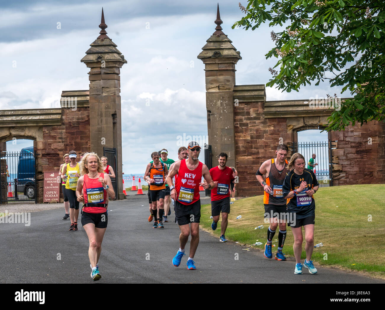 Offres et Gosford, East Lothian, Scotland, UK. 28 mai, 2017. Un groupe de coureurs entrant dans les portes de Gosford Estate dans l'Edinburgh Festival Marathon 2017 Banque D'Images