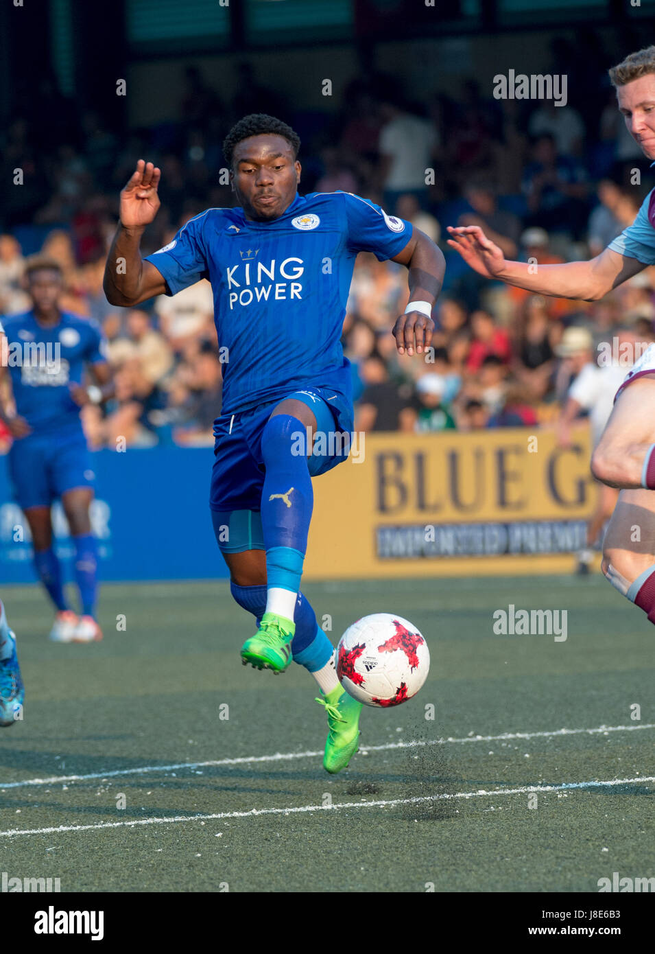 Hong Kong, Chine. 28 mai, 2017. Josh Eppiah kicks le ballon loin de l'Aston Villas player. Leicester City remporter leur deuxième titre HKFC Soccer Citi à 7 après une victoire 3-0 sur Aston Villa, championne en titre, en finale. 2017 Hong Kong Sevens de soccer au Hong Kong Causeway Bay Club de Football. Credit : Jayne Russell/Alamy Live News Banque D'Images