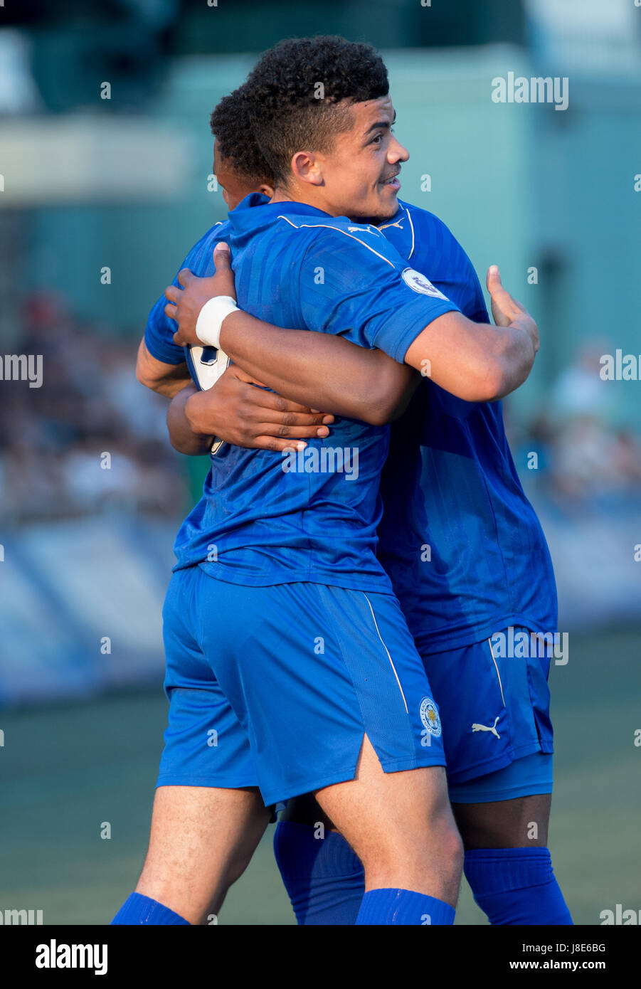 Hong Kong, Chine. 28 mai, 2017. Joshua Gordon est félicité sur marquant le premier but de Leicester City. Leicester City remporter leur deuxième titre HKFC Soccer Citi à 7 après une victoire 3-0 sur Aston Villa, championne en titre, en finale. 2017 Hong Kong Sevens de soccer au Hong Kong Causeway Bay Club de Football. Credit : Jayne Russell/Alamy Live News Banque D'Images