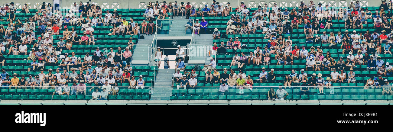 Paris, France, 28 mai 2017, Tennis Open de France : les spectateurs à Philipp Cour Chatrier en 2017 Open de France de Tennis de Roland Garros à Paris. Crédit : Frank Molter/Alamy Live News Banque D'Images