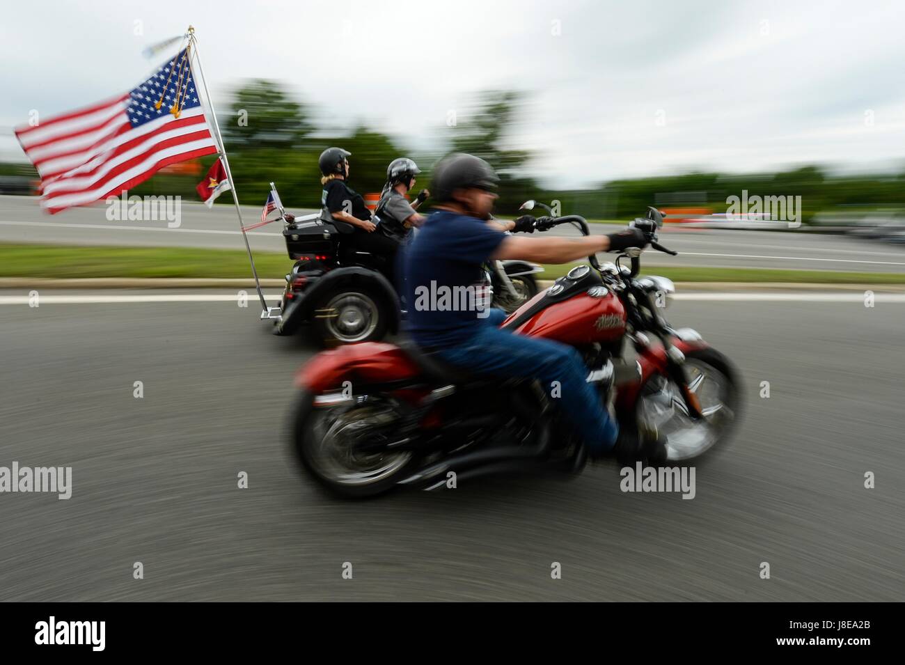 Arlington, États-Unis d'Amérique. 28 mai, 2017. Les motocyclistes sur le Memorial Bridge sous la pluie pendant la collecte annuelle Rolling Thunder ride du Pentagone au Mémorial de Lincoln le 28 mai 2017 à Arlington, en Virginie. Le trajet est d'honorer les anciens combattants, POE et MIA sur les membres de Memorial Day. Credit : Planetpix/Alamy Live News Banque D'Images