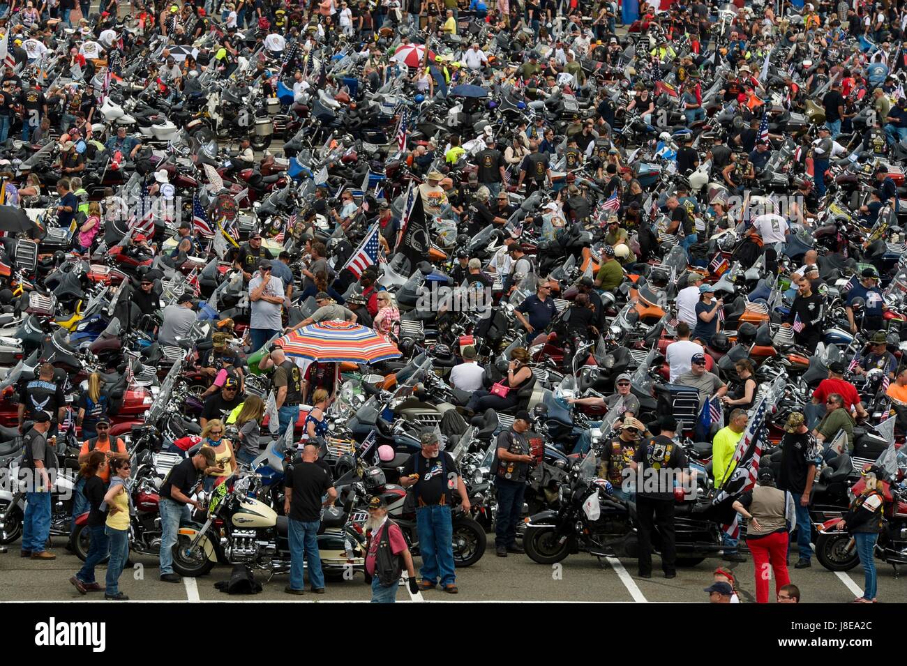 Arlington, États-Unis d'Amérique. 28 mai, 2017. Des centaines de motocyclistes recueillir au Pentagone avant de monter à la Lincoln Memorial à l'assemblée annuelle de l'opération Rolling Thunder, 28 mai 2017 Rassemblement à Arlington, en Virginie. Le trajet est d'honorer les anciens combattants, POE et MIA sur les membres de Memorial Day. Credit : Planetpix/Alamy Live News Banque D'Images