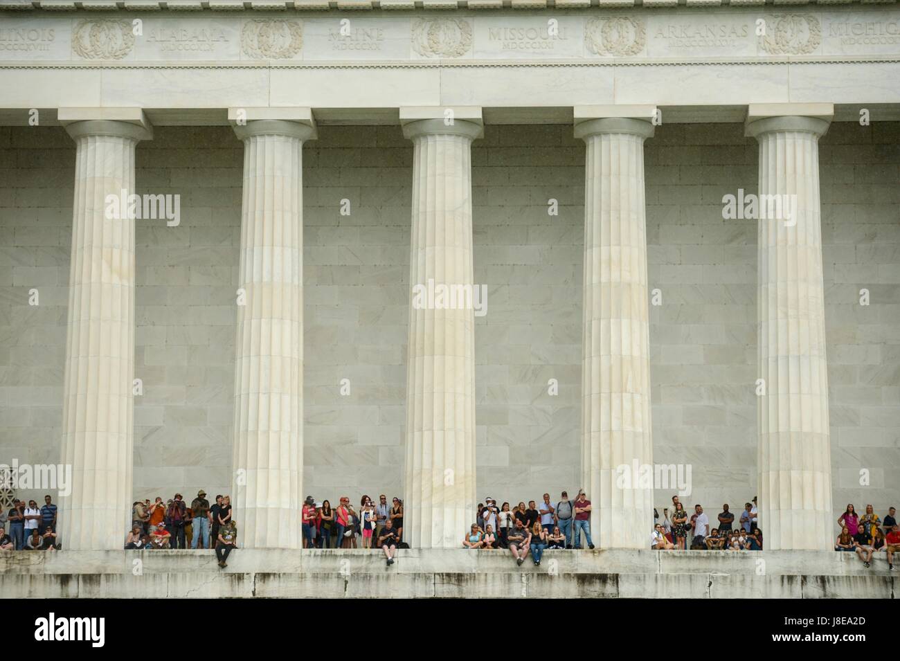 Arlington, États-Unis d'Amérique. 28 mai, 2017. Les spectateurs de voir des centaines de motocyclistes du Lincoln Memorial comme ils montent à travers le Memorial Bridge à l'assemblée annuelle de l'opération Rolling Thunder, 28 mai 2017 Rassemblement à Arlington, en Virginie. Le trajet est d'honorer les anciens combattants, POE et MIA sur les membres de Memorial Day. Credit : Planetpix/Alamy Live News Banque D'Images