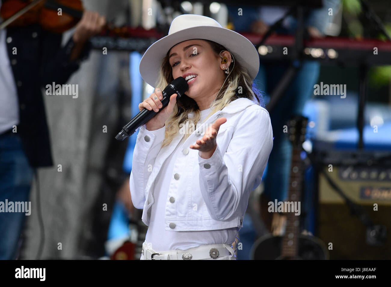Le chanteur Miley Cyrus joue sur la scène au cours de NBC's Today Show au Rockefeller Plaza à New York le 26 mai 2017. crédit : Erik Pendzich Banque D'Images