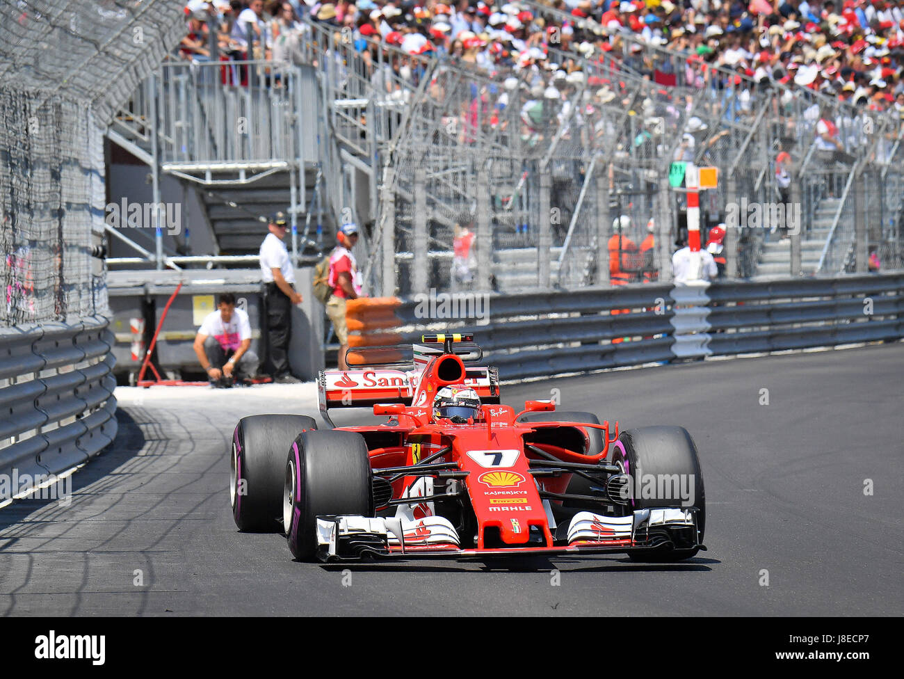 Monaco. 28 mai, 2017. Le pilote Ferrari Kimi Raikkonen de Finlande est vu pendant la course du Grand Prix de Monaco de Formule 1 à Monaco, le 28 mai 2017. Crédit : Michael Alesi/Xinhua/Alamy Live News Banque D'Images
