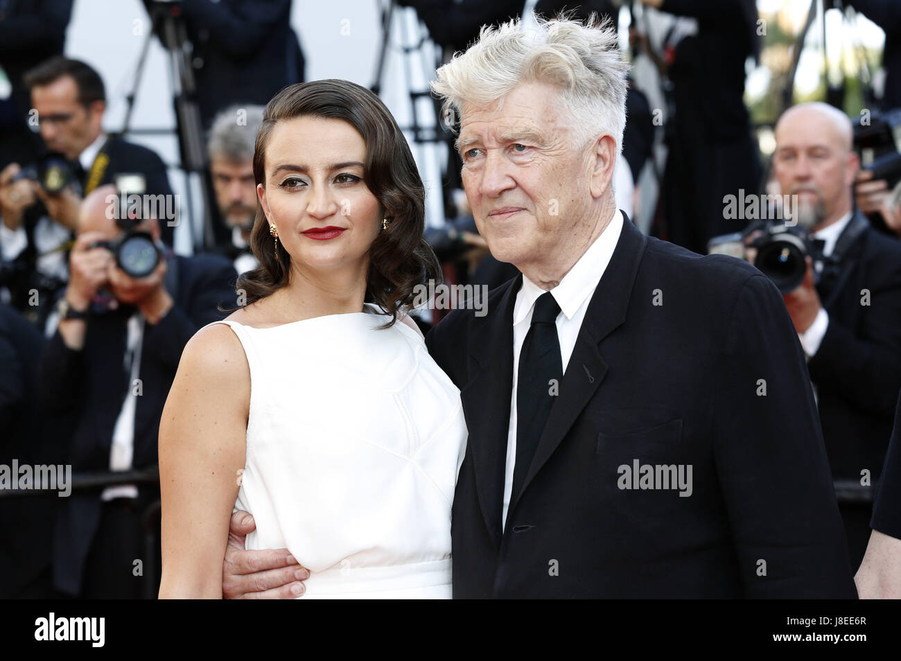 Cannes, Frankreich. 28 mai, 2017. Emily Stofle et directeur David Lynch assister à la fermeture de nuit du 70 Festival du Film de Cannes au Palais des Festivals le 28 mai 2017à Cannes, France | Verwendung weltweit/alliance photo Credit : dpa/Alamy Live News Banque D'Images