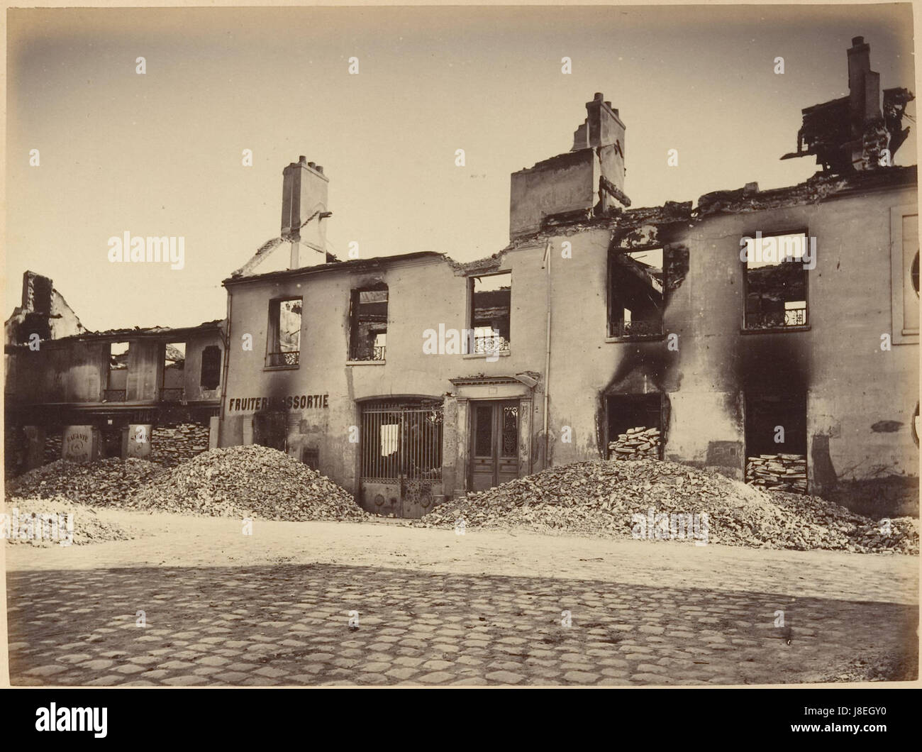 Ce volume présente des photographies documentant les ruines de Paris et de ses environs après la guerre franco-prussienne, offrant un récit visuel de la destruction. Banque D'Images