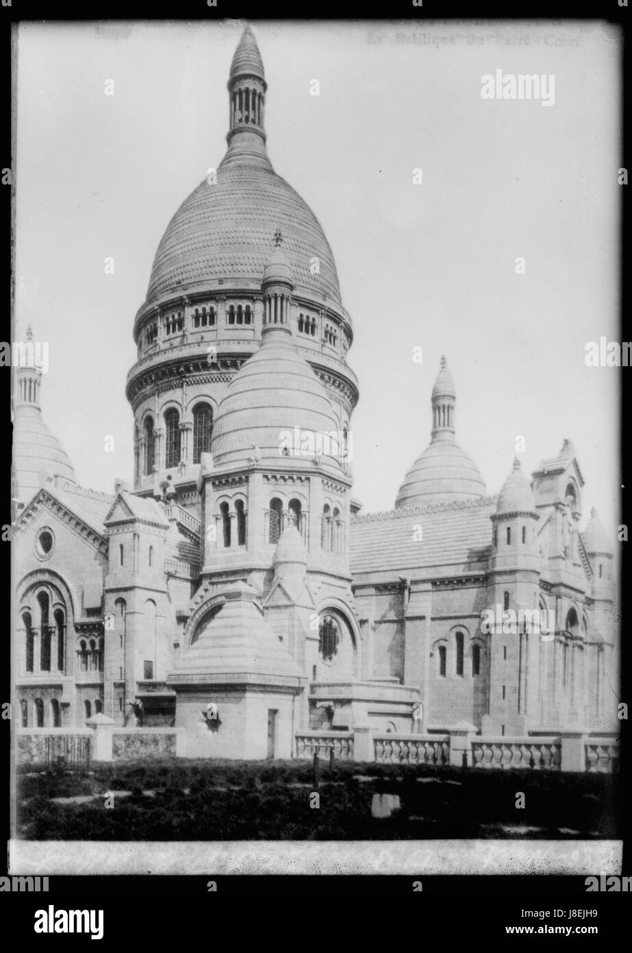 Photographie montrant Montmartre et la cathédrale du Sacré-cœur (SacrÃ©-CÅ“ur) à Paris, prise entre 1909 et 1919, capturant le charme historique du quartier et l'église emblématique de cette période. Banque D'Images