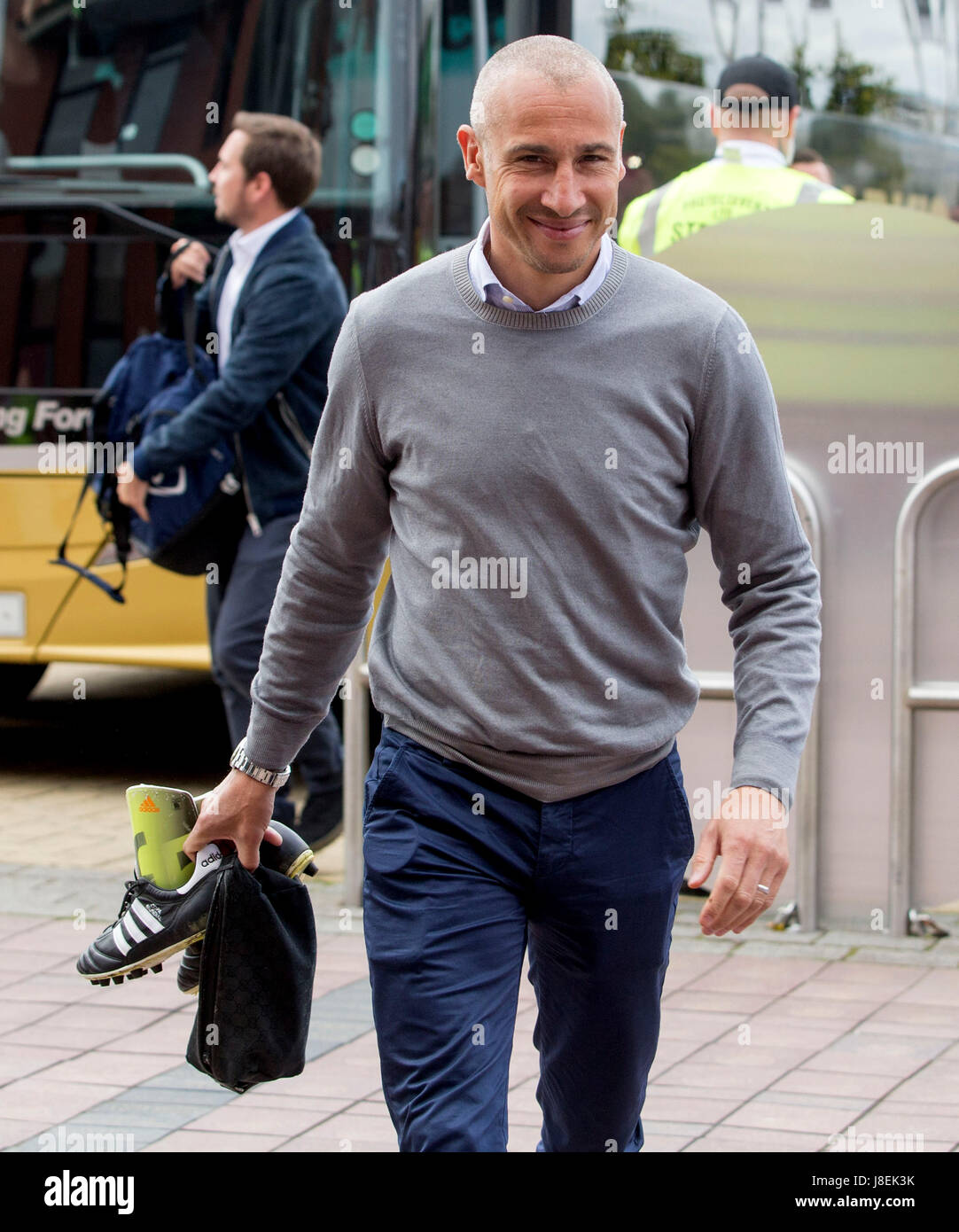 Henrik Larsson arrive pour le match de bienfaisance au Celtic Park, Glasgow. Banque D'Images