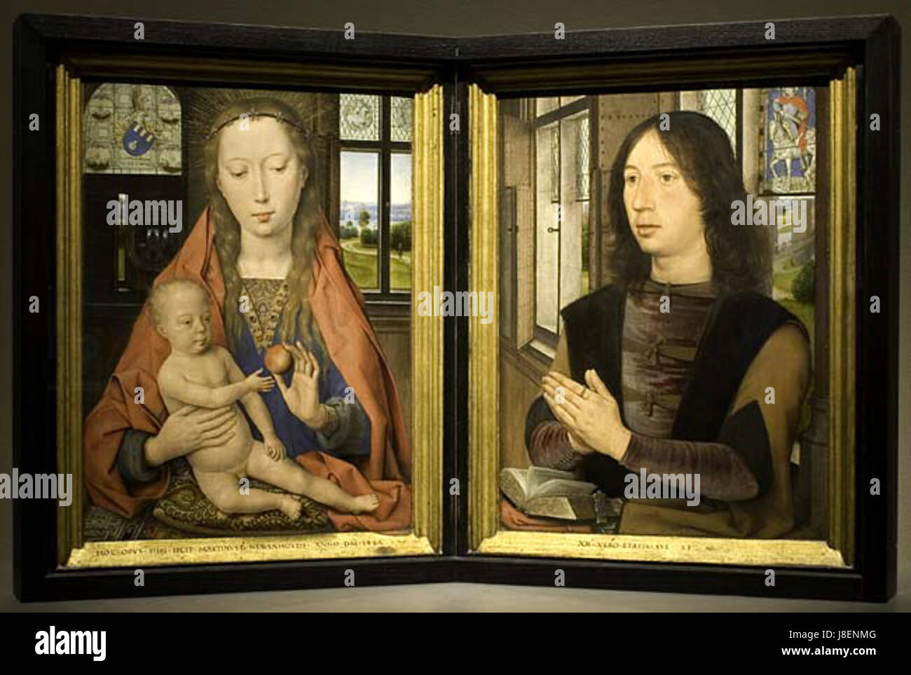 Tableau religieux de Hans Memling, représentant la Vierge Marie et l'enfant Jésus, créé au XVe siècle. L'œuvre reflète les thèmes typiques de l'art chrétien médiéval, avec un accent sur la vénération et la sérénité. Banque D'Images