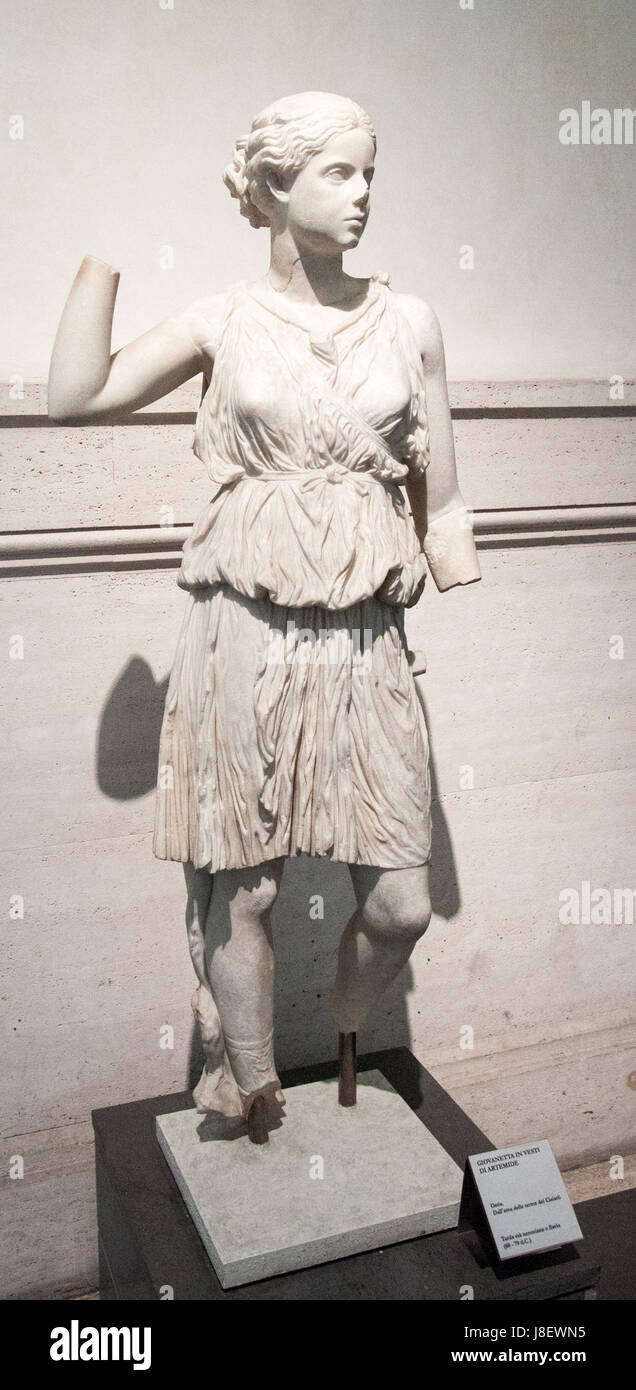 Giovanetta dans vesti di Artemide représente une jeune femme habillée comme la déesse grecque Artemis. L'œuvre met en valeur la tenue vestimentaire classique et les éléments symboliques associés à la déesse, connue pour son lien avec la lune, la chasse et la nature sauvage. Banque D'Images