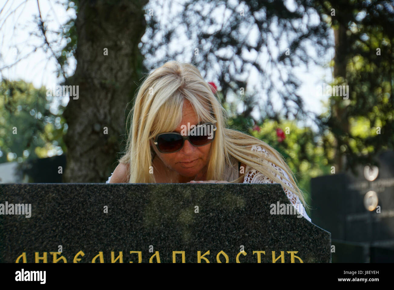 Femme visite une tombe du cimetière de Belgrade, Serbie Banque D'Images
