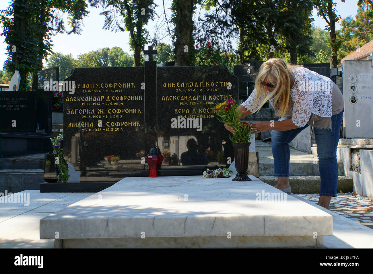 Femme visite une tombe du cimetière de Belgrade, Serbie Banque D'Images