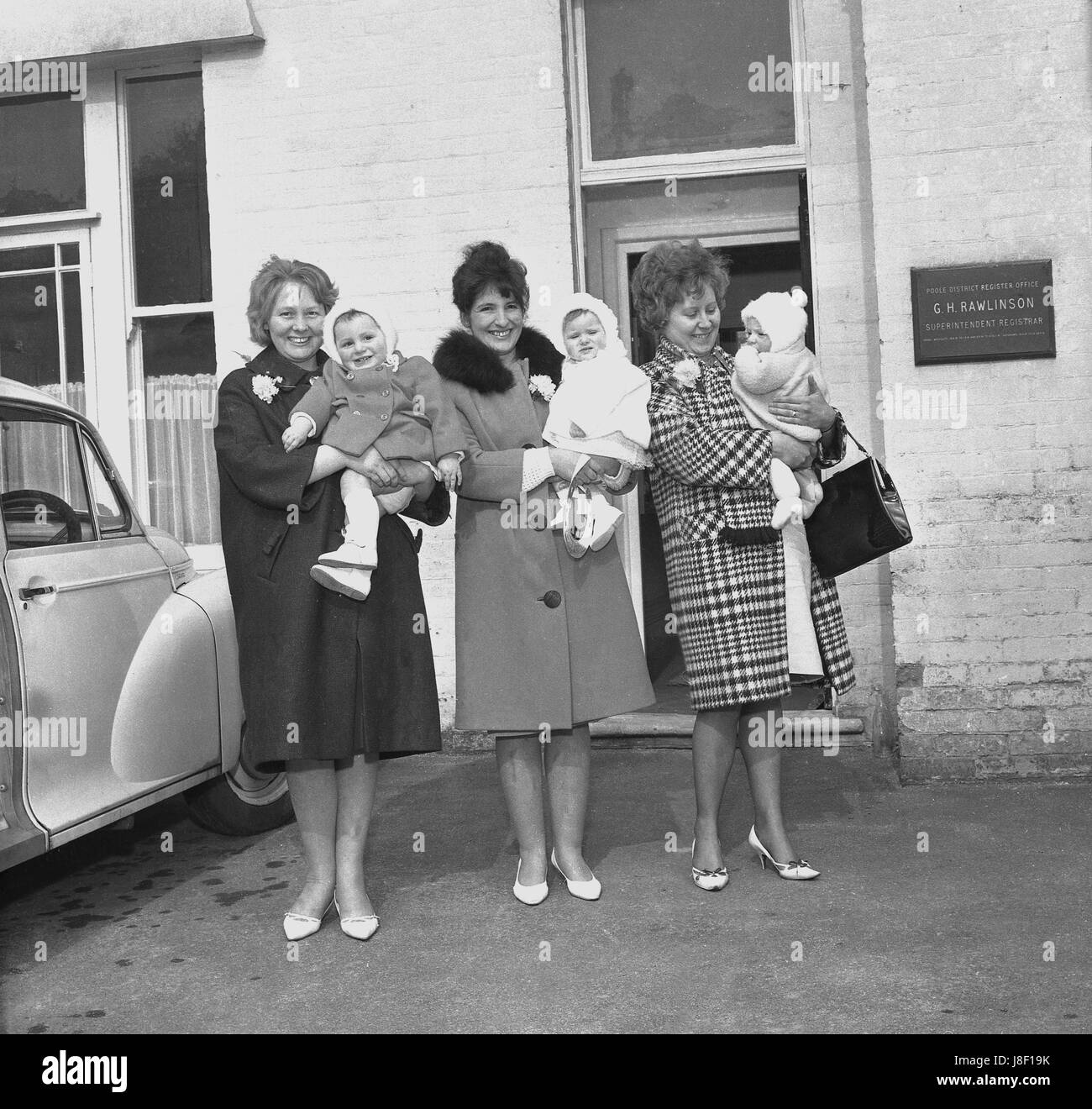 Années 1960, en Angleterre, trois mères avec des bébés se fier à l'extérieur du bureau de district de Poole Registery juste après avoir inscrit leur enfant, naissances, Dorset, Angleterre. Banque D'Images