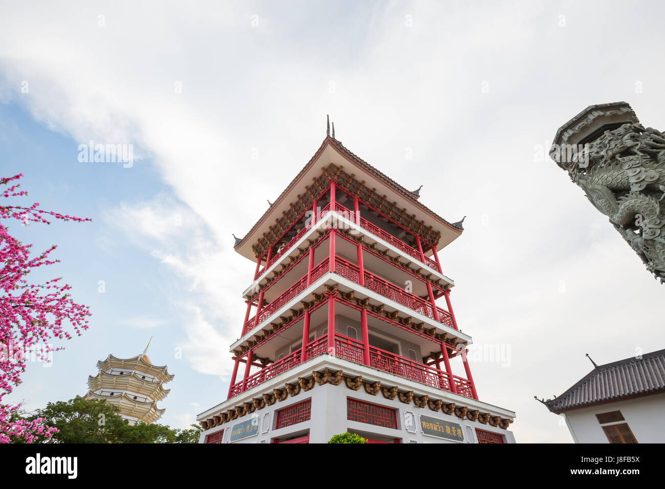 La tour chinoise contre le ciel bleu au lieu de culte de la province de Suphanburi Pilier Banque D'Images