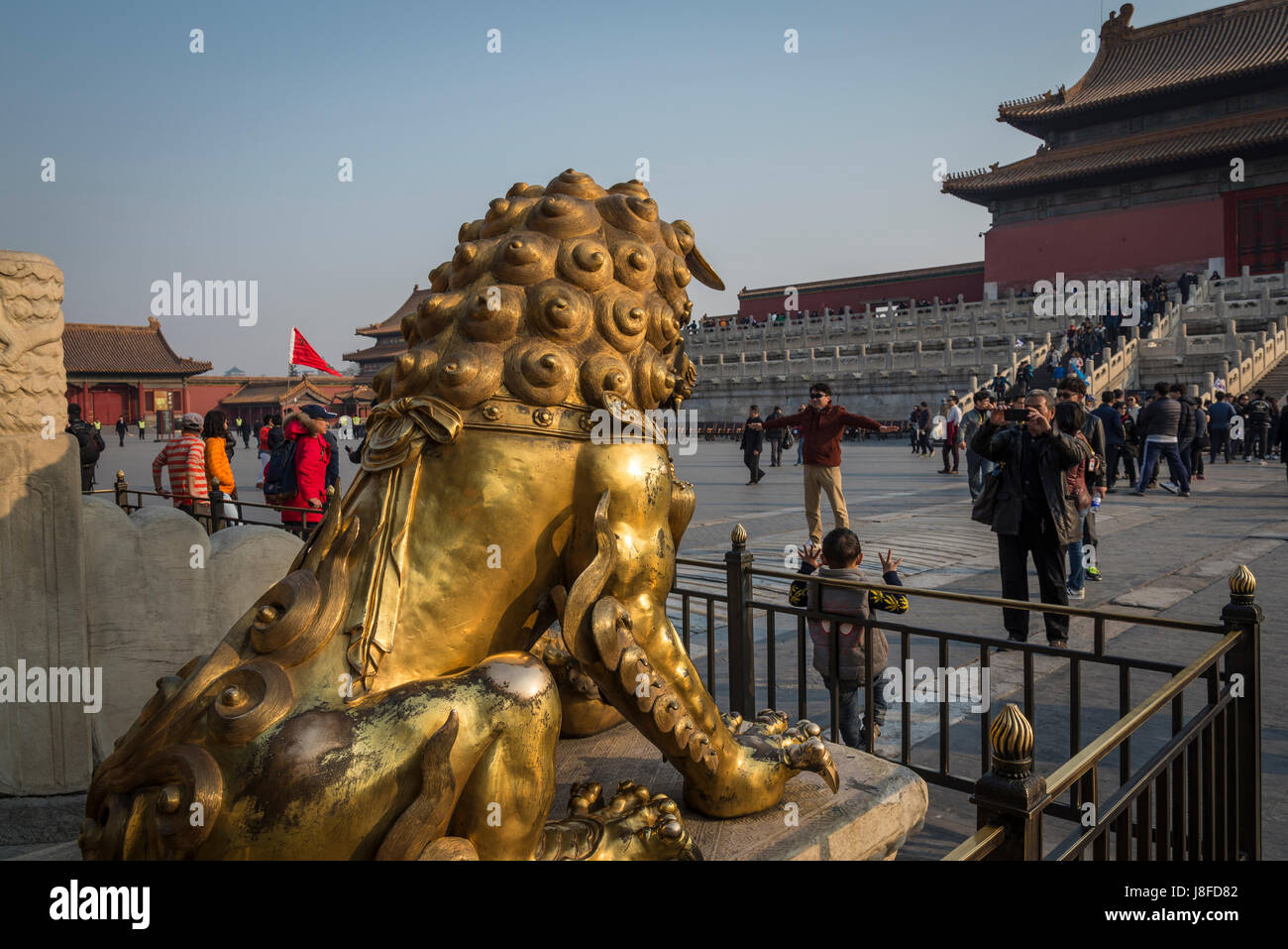 Lion doré en face de la porte de la pureté céleste, palais impérial chinois, Beijing, Chine Banque D'Images Lion doré en face de la porte de la pureté céleste, palais impérial chinois, Beijing, Chine Banque D'Images