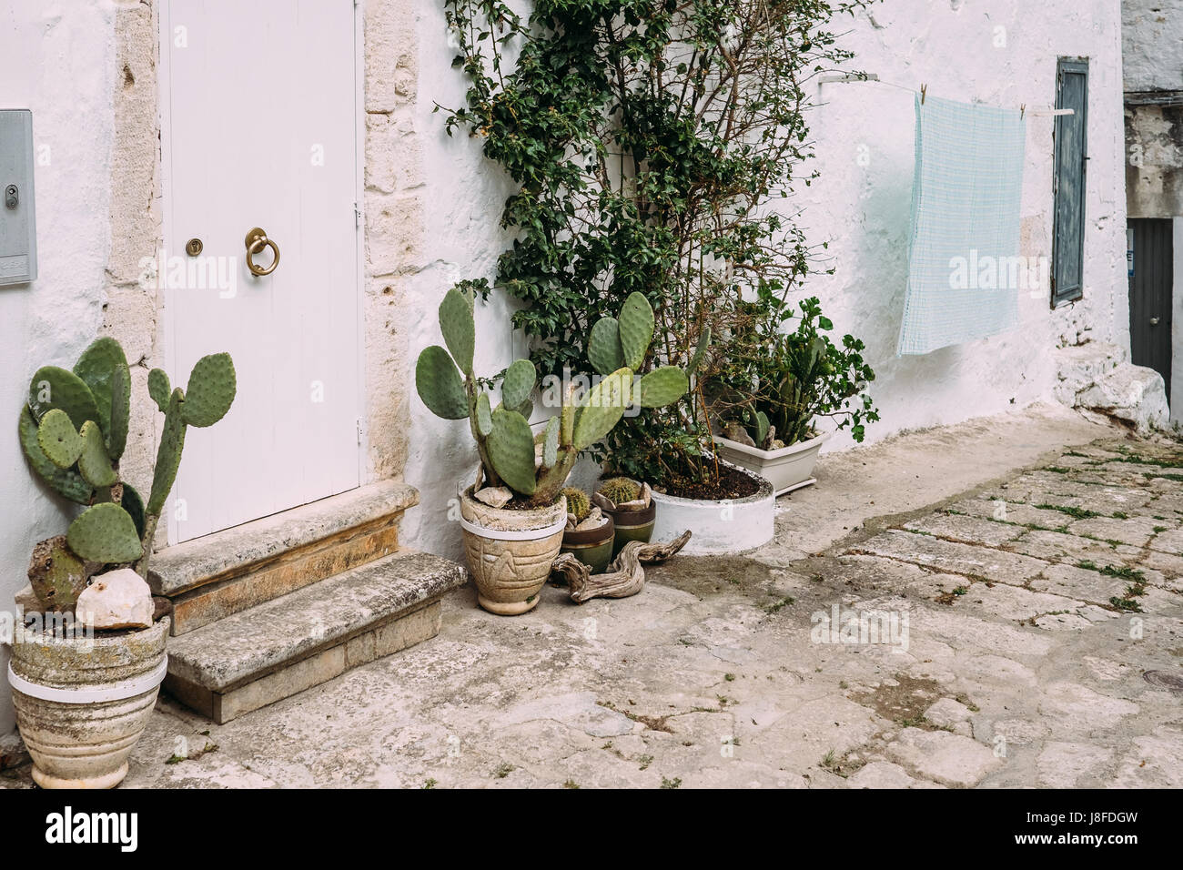 Une rue typique de Ostuni, Pouilles, Italie Banque D'Images