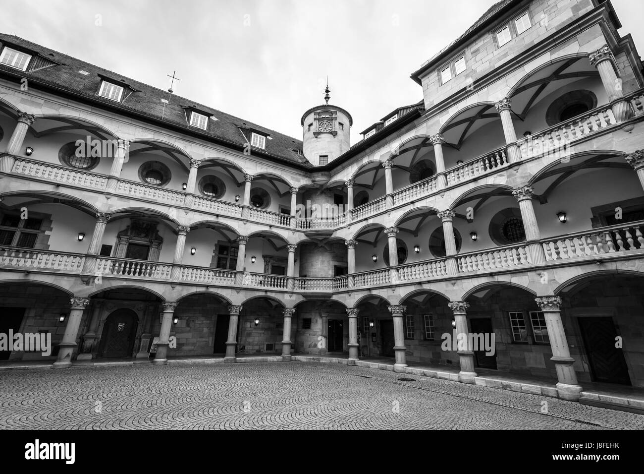 Cour intérieure de l'ancien château (10e siècle). Stuttgart est la capitale et la plus grande ville de l'état de Bade-Wurtemberg. Banque D'Images