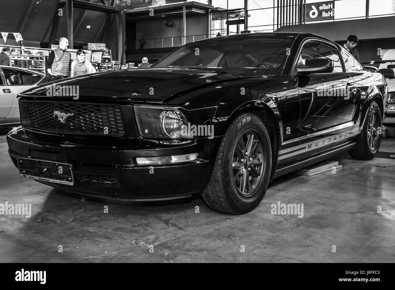 STUTTGART, ALLEMAGNE - Mars 04, 2017 : Pony car Ford Mustang V6 Coupé 2006. Noir et blanc. Plus grand d'Europe Exposition de voitures classiques 'RETRO' classiques Banque D'Images