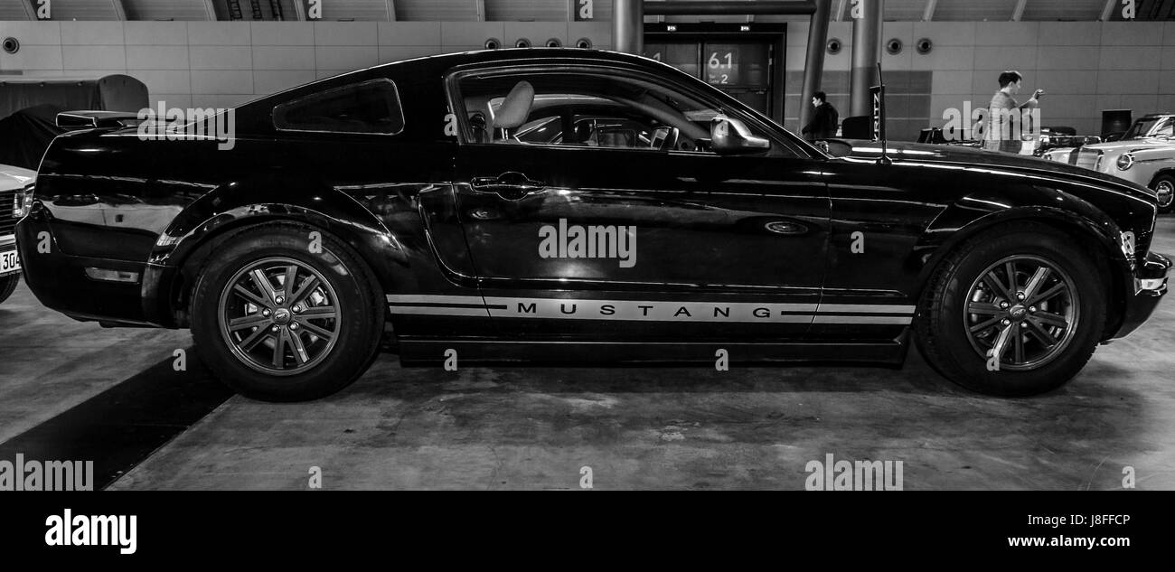 STUTTGART, ALLEMAGNE - Mars 04, 2017 : Pony car Ford Mustang V6 Coupé 2006. Noir et blanc. Plus grand d'Europe Exposition de voitures classiques 'RETRO' classiques Banque D'Images