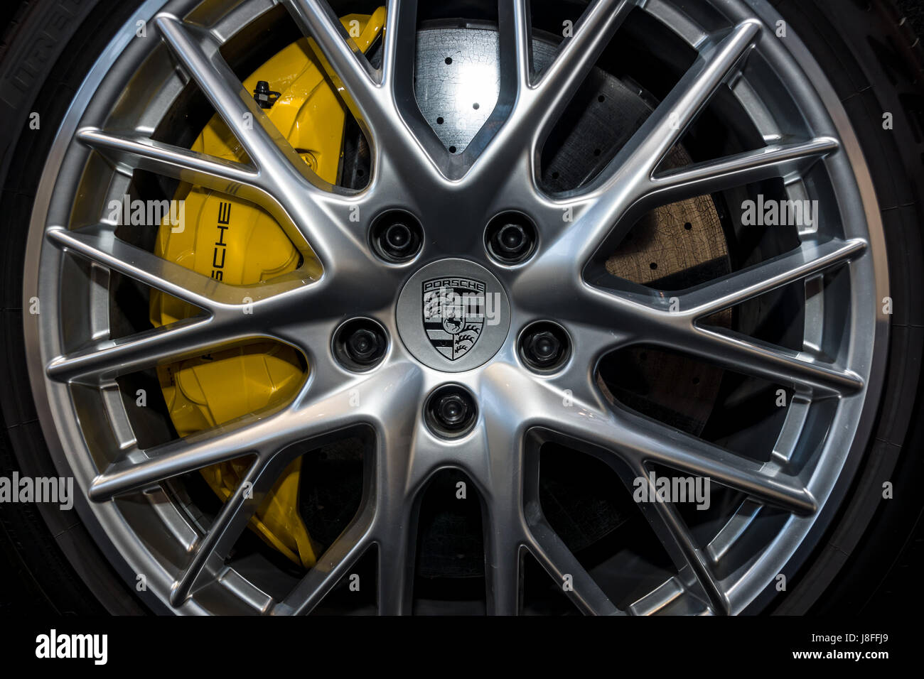 Le système de freinage de la voiture de luxe Porsche Panamera Turbo, 2016. Plus grand d'Europe Exposition de voitures classiques 'RETRO' classiques Banque D'Images