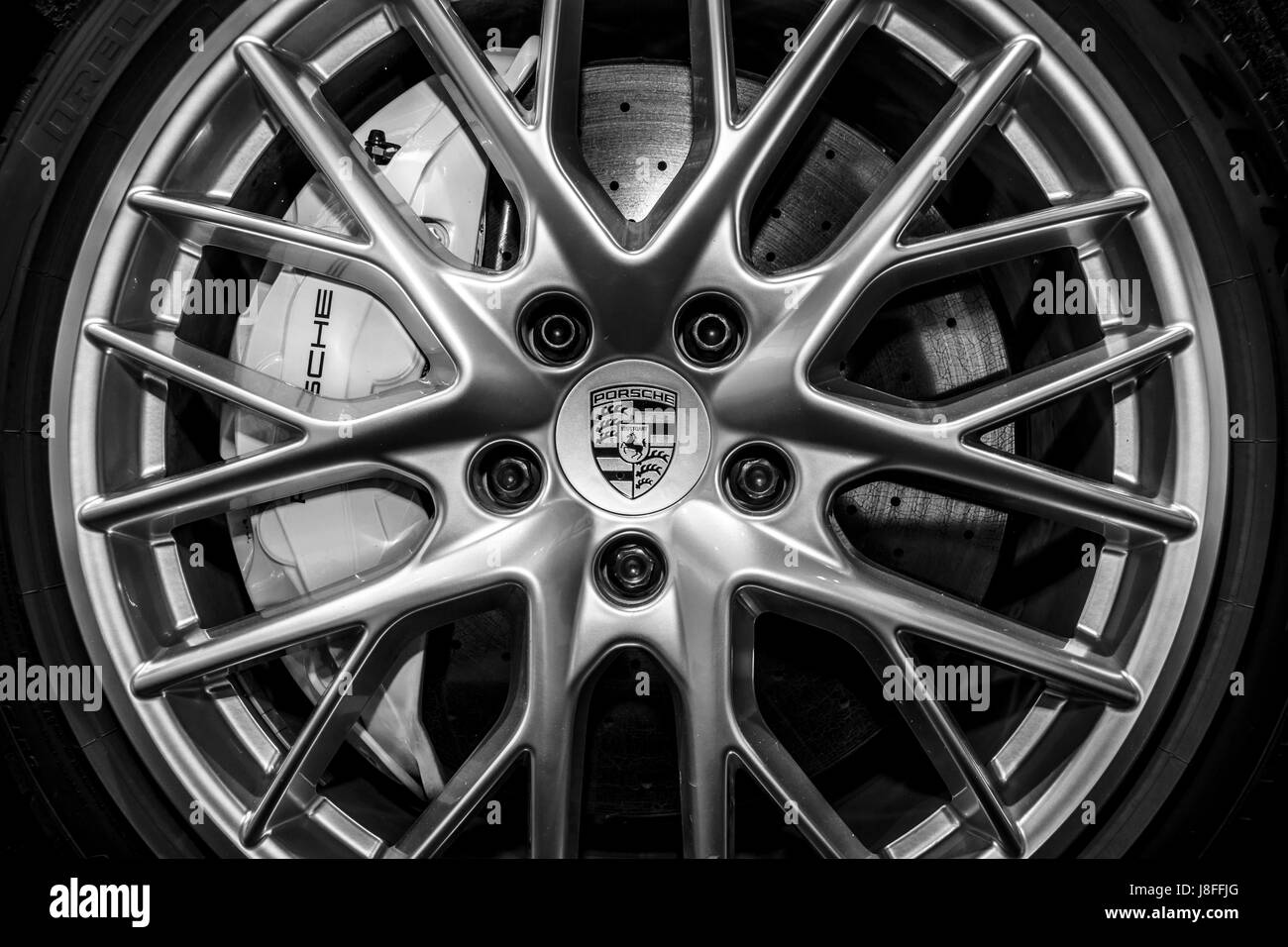 Le système de freinage de la voiture de luxe Porsche Panamera Turbo, 2016. Noir et blanc. Plus grand d'Europe Exposition de voitures classiques 'RETRO CLASSICS Banque D'Images