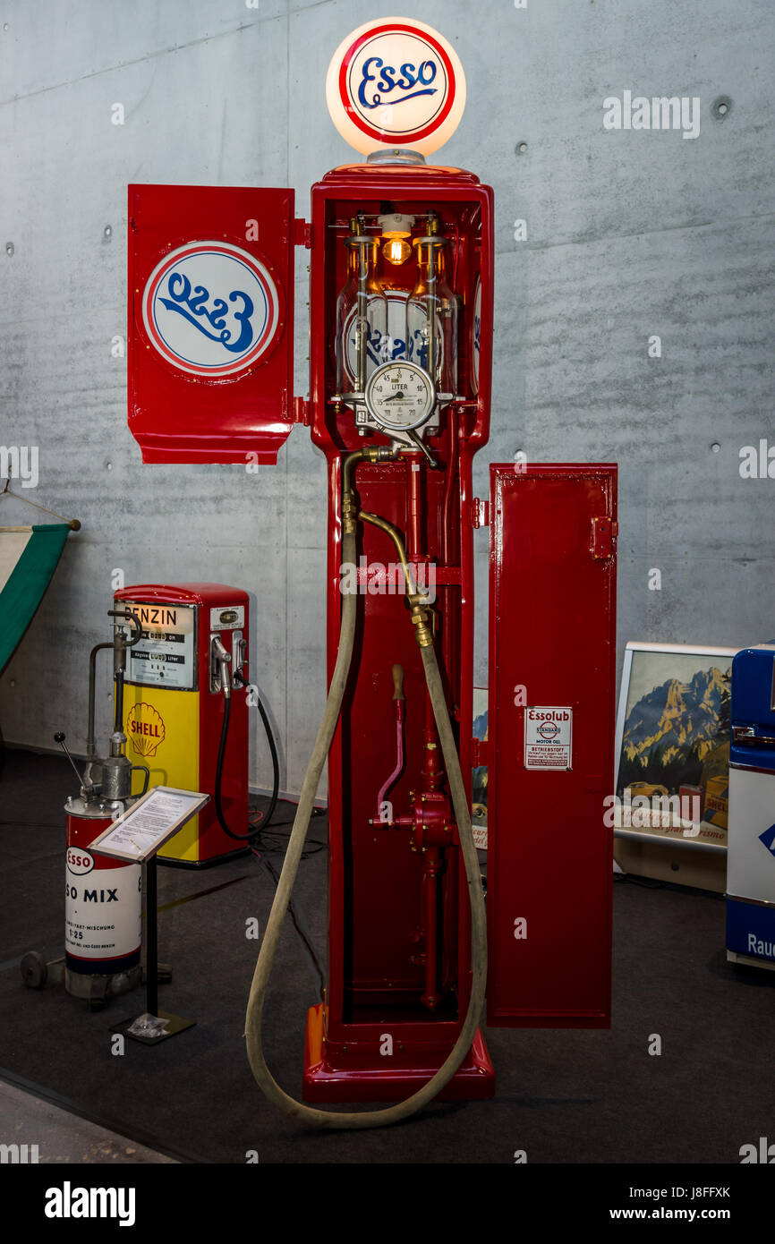 Distributeur de carburant rétro par Esso. Fabricant Koerting Hannover. Plus grand d'Europe Exposition de voitures classiques 'RETRO' classiques Banque D'Images