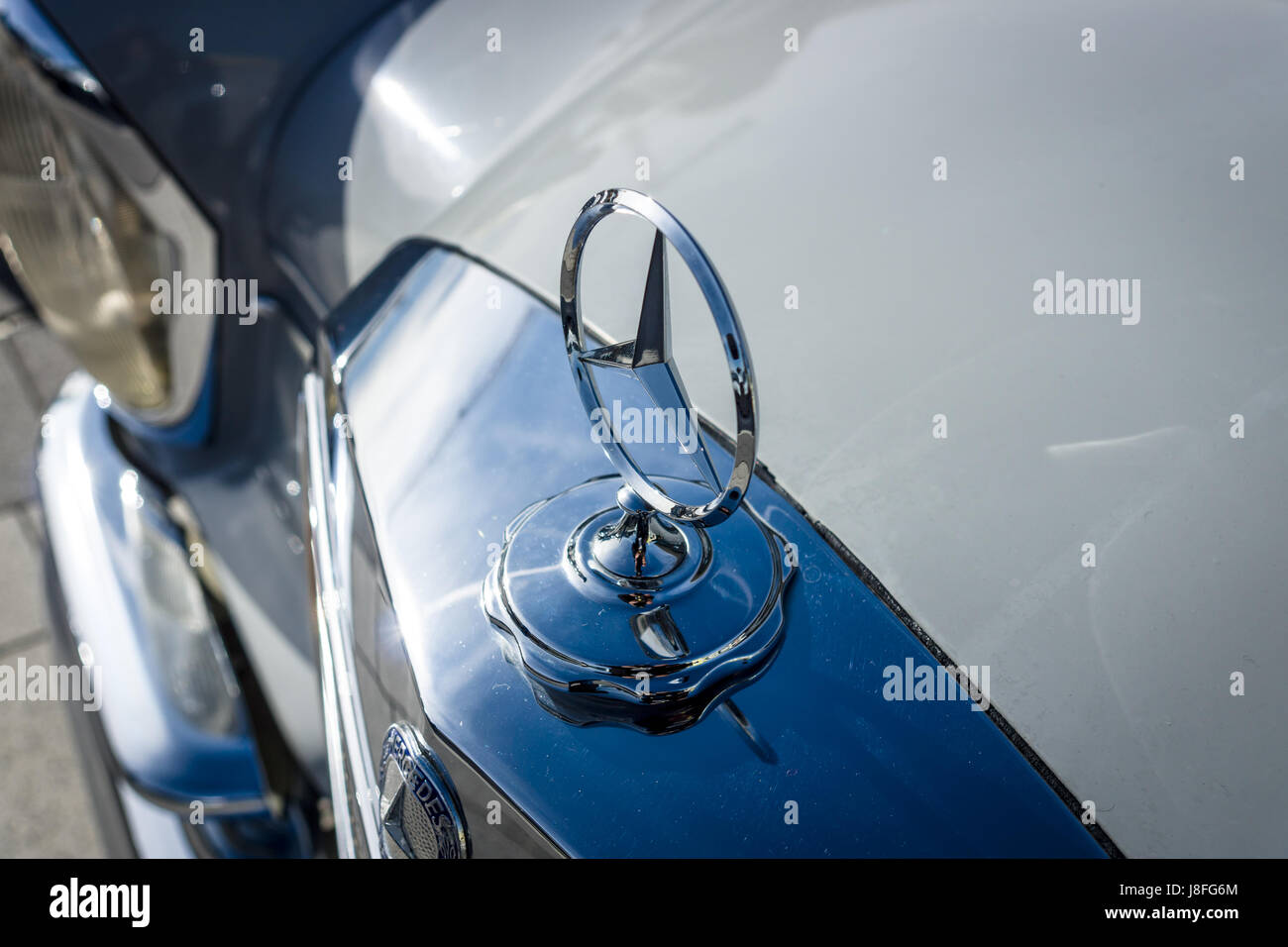 Hotte ornement de Mercedes-Benz (trois-étoiles de faisceau), gros plan. Plus grand d'Europe Exposition de voitures classiques 'RETRO' classiques Banque D'Images