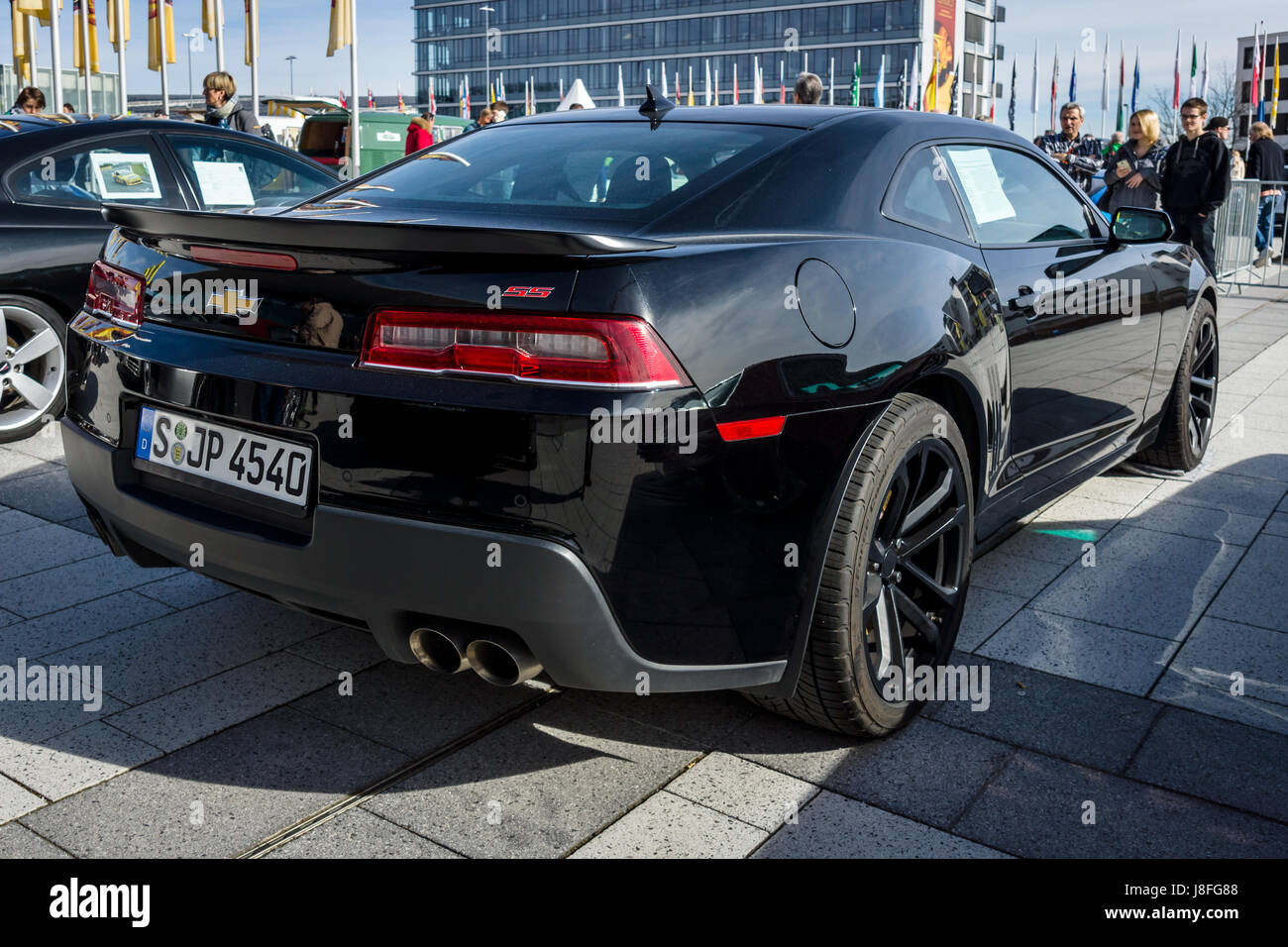 Muscle car la Chevrolet Camaro SS (cinquième génération), 2015. Vue  arrière. Plus grand d'Europe Exposition de voitures classiques 'RETRO'  classiques Photo Stock - Alamy