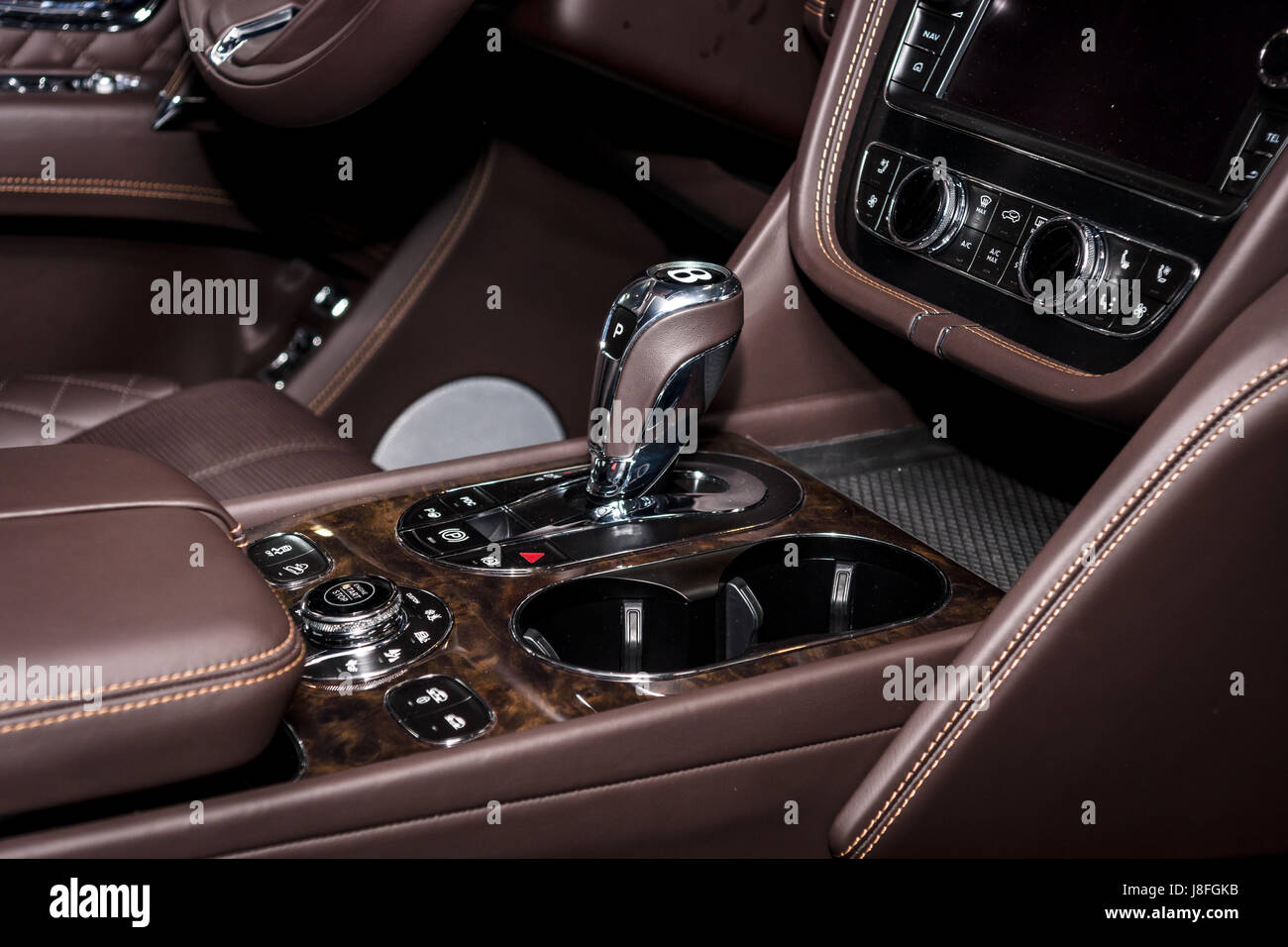 Intérieur du grand VUS multisegment de luxe Bentley Bentayga, 2016. Plus grand d'Europe Exposition de voitures classiques 'RETRO' classiques Banque D'Images