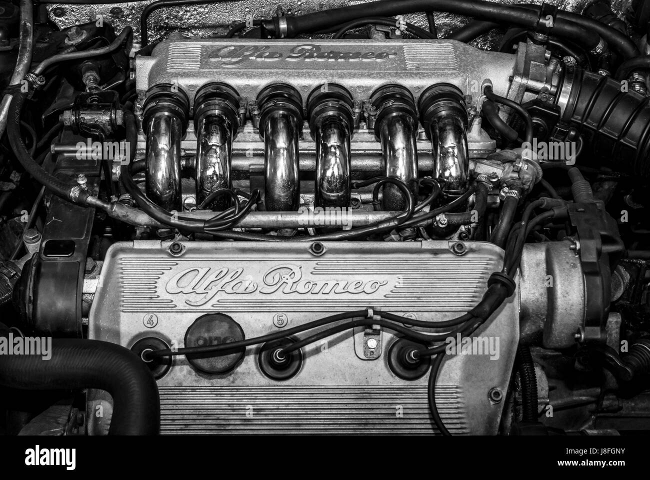 STUTTGART, ALLEMAGNE - Mars 04, 2017 : moteur de l'Alfa Romeo 164 (Type 164), V6, 3.0, 1992. Noir et blanc. Plus grand d'Europe Exposition de voitures classiques Banque D'Images