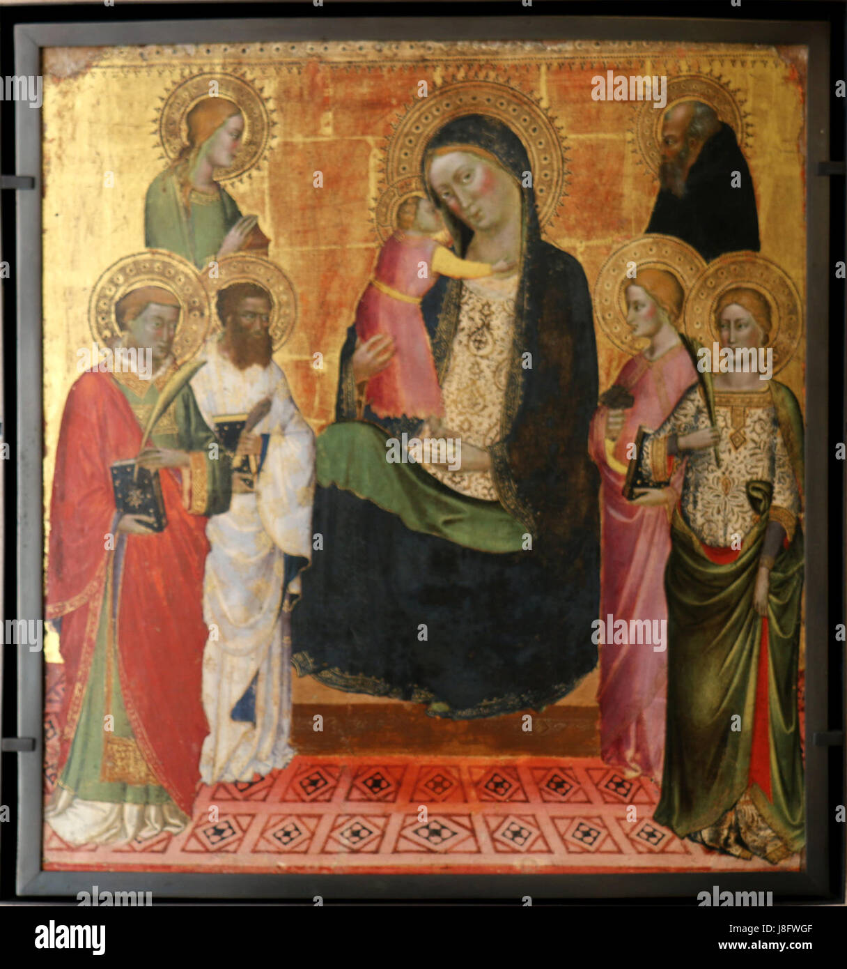 La Vierge et l'enfant avec six Saints de Mariotto di Nardo est une peinture religieuse représentant la Vierge et l'enfant entourés de six saints. L'œuvre est un exemple significatif de la Renaissance religieuse couverte Banque D'Images