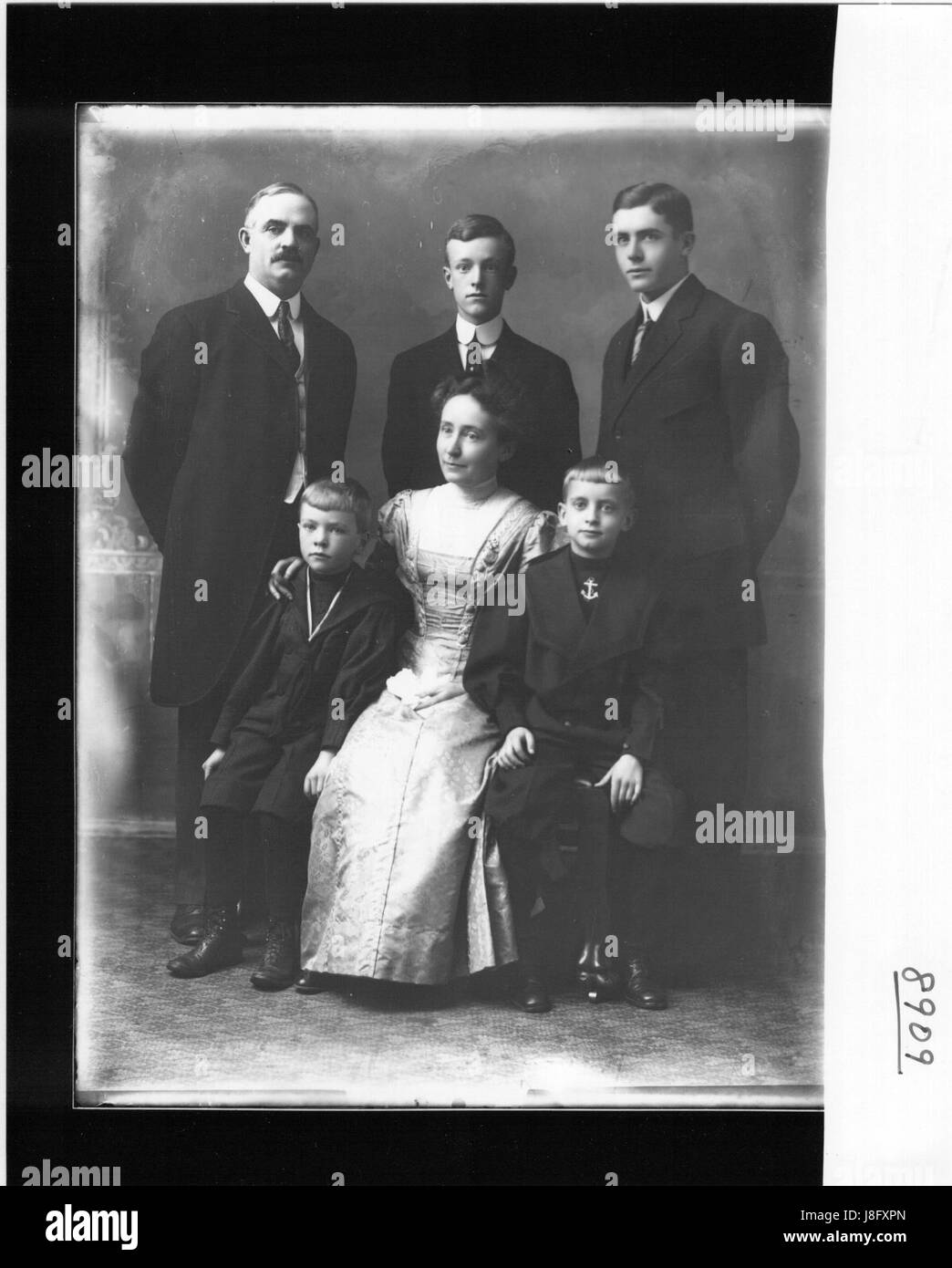 Portrait de famille historique de J. A. Hite et de ses proches pris en 1908, mettant en valeur les styles de mode et de photographie du début du XXe siècle. Banque D'Images