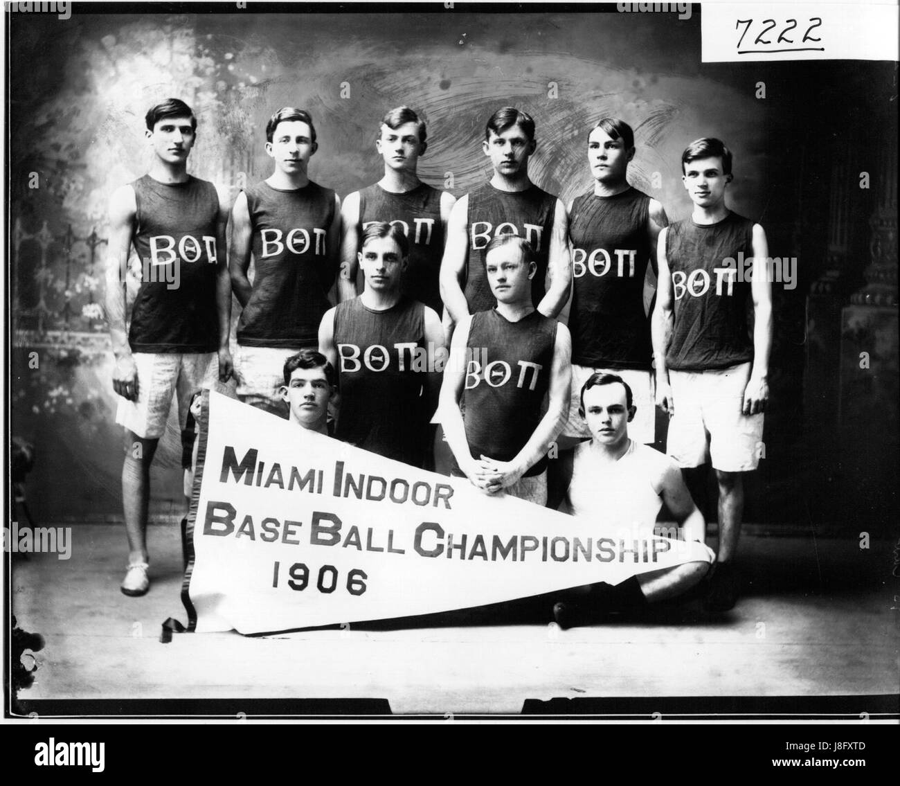 L'équipe de baseball en salle du chapitre Beta Theta Pi de l'Université de Miami de 1906 reflète un moment historique dans les sports collégiaux. L'équipe faisait partie de l'athlétisme universitaire du début du XXe siècle, représentant la croissance des sports organisés dans l'enseignement supérieur. Banque D'Images