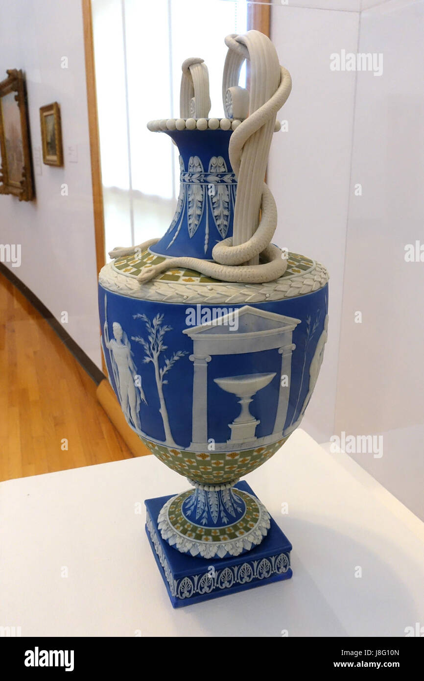 Cette pièce, conçue par John Flaxman et produite par Wedgwood vers 1785, représente Hercule dans le jardin des Hespérides, rendu en jasperware et conservé au Krannert Art Museum. Banque D'Images