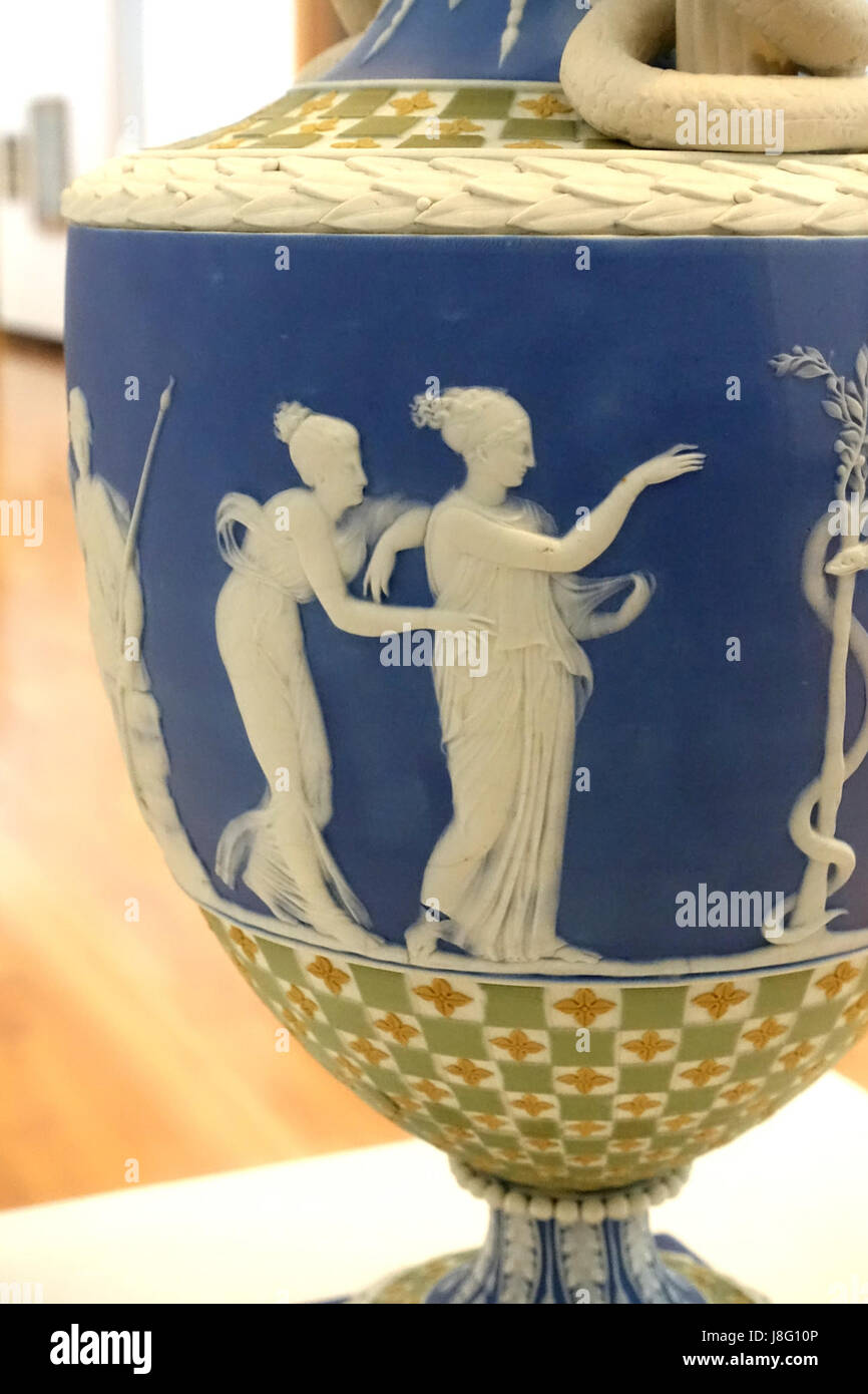 Cette plaque en jasperware, conçue par John Flaxman vers 1785, représente Hercule dans le jardin des Hespérides, mettant en valeur la mythologie classique dans l'art de la céramique fine, tenue au Krannert Art Museum. Banque D'Images