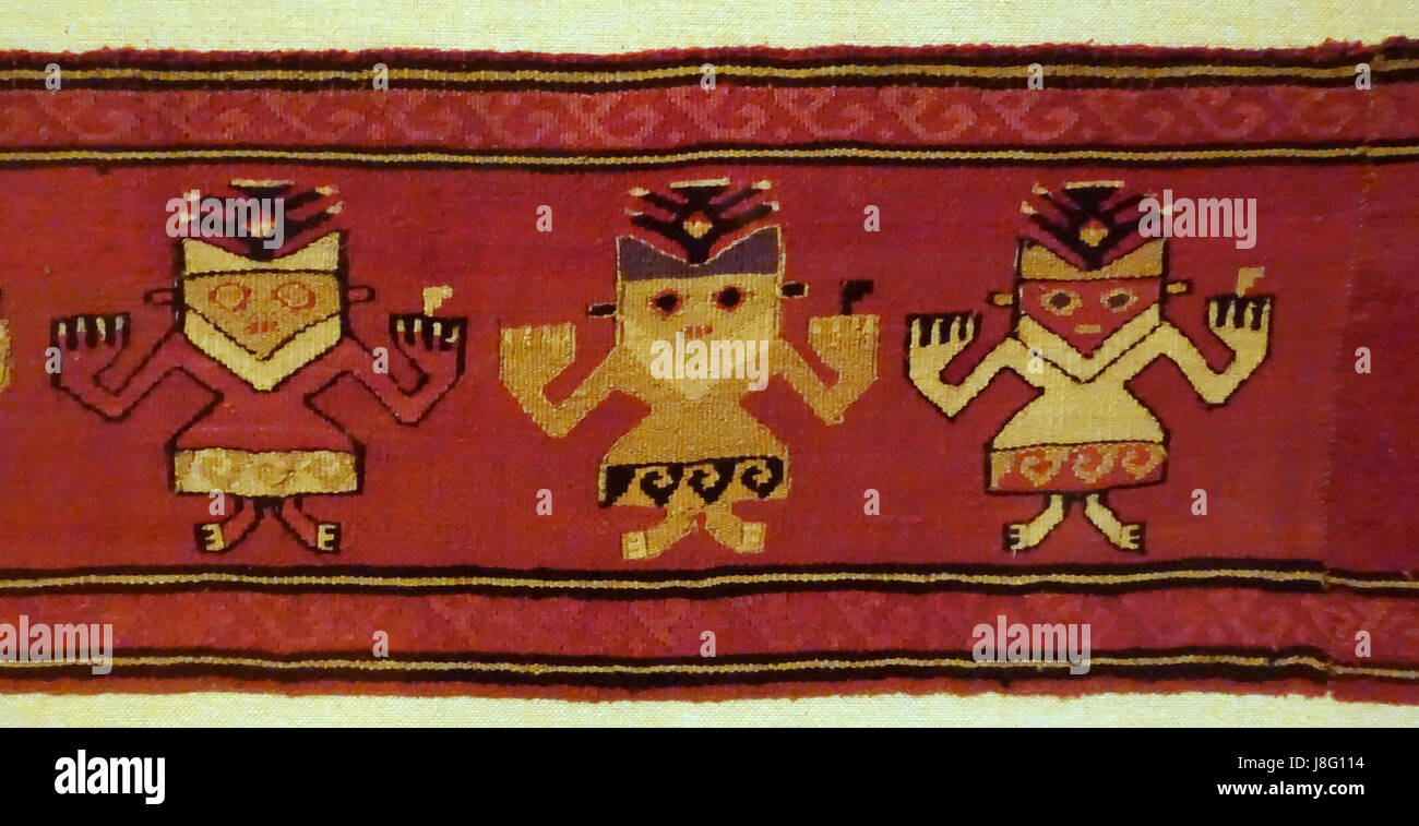 Cet artefact est un fragment de tissu funéraire de Chancay, au Pérou, datant d'environ 1000-1470 AD. Il présente des personnages félins anthropomorphes, tissés à partir de coton ou de laine d'alpaga, mettant en valeur le textile andin Banque D'Images Cet artefact est un fragment de tissu funéraire de Chancay, au Pérou, datant d'environ 1000-1470 AD. Il présente des personnages félins anthropomorphes, tissés à partir de coton ou de laine d'alpaga, mettant en valeur le textile andin Banque D'Images