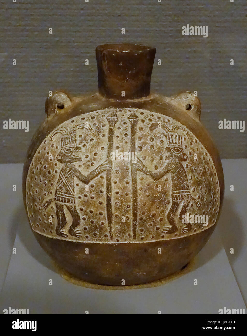 Cette bouteille en forme de flacon de la civilisation Chimu du Pérou, datant d'environ 1400 après JC, est faite de blackware et reflète le savoir-faire avancé du peuple Chimu, qui était connu pour sa poterie et sa métallurgie. Il fait partie de la collection du Krannert Art Museum, Université de l'Illinois. Banque D'Images Cette bouteille en forme de flacon de la civilisation Chimu du Pérou, datant d'environ 1400 après JC, est faite de blackware et reflète le savoir-faire avancé du peuple Chimu, qui était connu pour sa poterie et sa métallurgie. Il fait partie de la collection du Krannert Art Museum, Université de l'Illinois. Banque D'Images