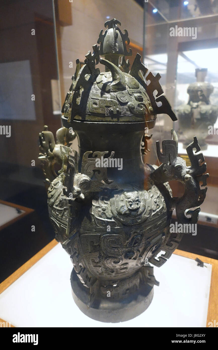 Ce navire à vin en bronze « Lei », découvert à Zhuwajie Street dans la ville de Pengzhou, en Chine, date de la dynastie Zhou occidentale (XIe siècle à 771 av. J.-C.) et présente des motifs complexes de bêtes. Banque D'Images