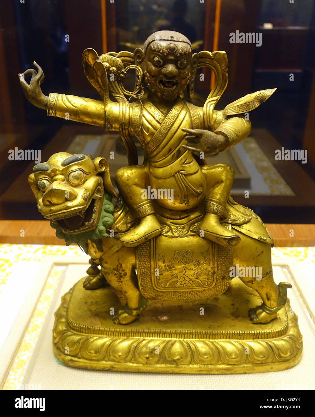 Une statue en cuivre doré de Jambhala du Tibet, datée entre 1644 et 1911 après JC, actuellement abritée au Musée provincial du Sichuan à Chengdu, en Chine, reflétant l'art bouddhiste et le patrimoine culturel. Banque D'Images Une statue en cuivre doré de Jambhala du Tibet, datée entre 1644 et 1911 après JC, actuellement abritée au Musée provincial du Sichuan à Chengdu, en Chine, reflétant l'art bouddhiste et le patrimoine culturel. Banque D'Images