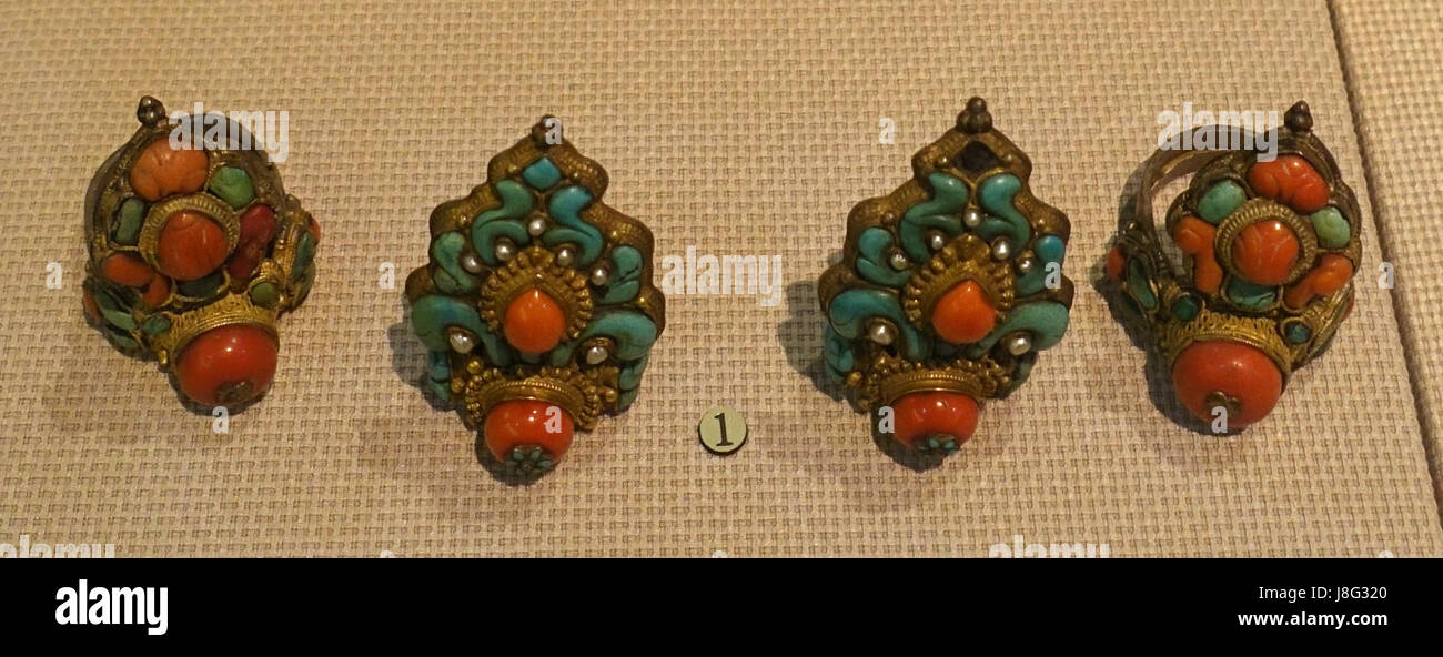 Ornements de cheveux, Tibet, 1644 AD 1911, dorure argent, corail, turquoise Musée Provincial du Sichuan Chengdu, Chine DSC04708 Banque D'Images Ornements de cheveux, Tibet, 1644 AD 1911, dorure argent, corail, turquoise Musée Provincial du Sichuan Chengdu, Chine DSC04708 Banque D'Images