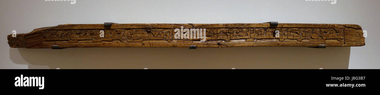Ce fragment d'une frise épigraphique, datant du Xe siècle de notre ère, a été sculpté dans du bois et fait partie de la collection du Musée Aga Khan à Toronto, au Canada. Il représente l'art égyptien antique et les traditions d'écriture. Banque D'Images Ce fragment d'une frise épigraphique, datant du Xe siècle de notre ère, a été sculpté dans du bois et fait partie de la collection du Musée Aga Khan à Toronto, au Canada. Il représente l'art égyptien antique et les traditions d'écriture. Banque D'Images