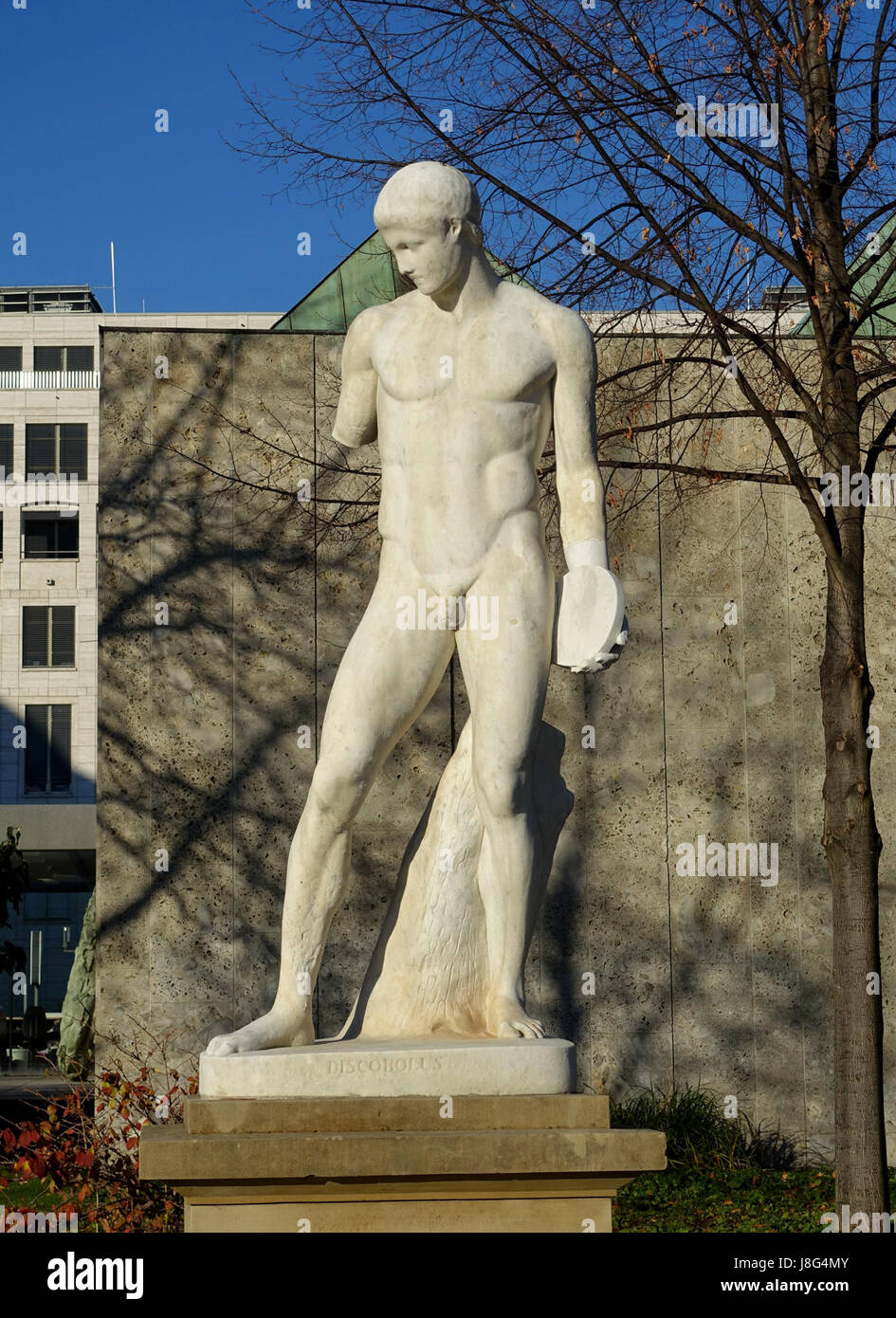 Le Discobolus, une célèbre sculpture grecque antique, est représenté dans une version de Ludwig von Hofer dans le Schlossgarten de Stuttgart, en Allemagne. Cette sculpture représente un lanceur de disques, incarnant l'athlétisme classique et la précision artistique. Banque D'Images