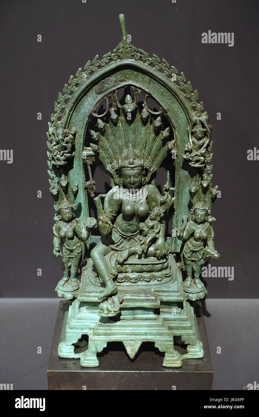 Manasa Devi est une sculpture en bronze du Xe siècle du style Pala du Bihar, en Inde. Cette œuvre, située au Musée Linden de Stuttgart, en Allemagne, représente un élément important de l’histoire religieuse et artistique indienne. Banque D'Images