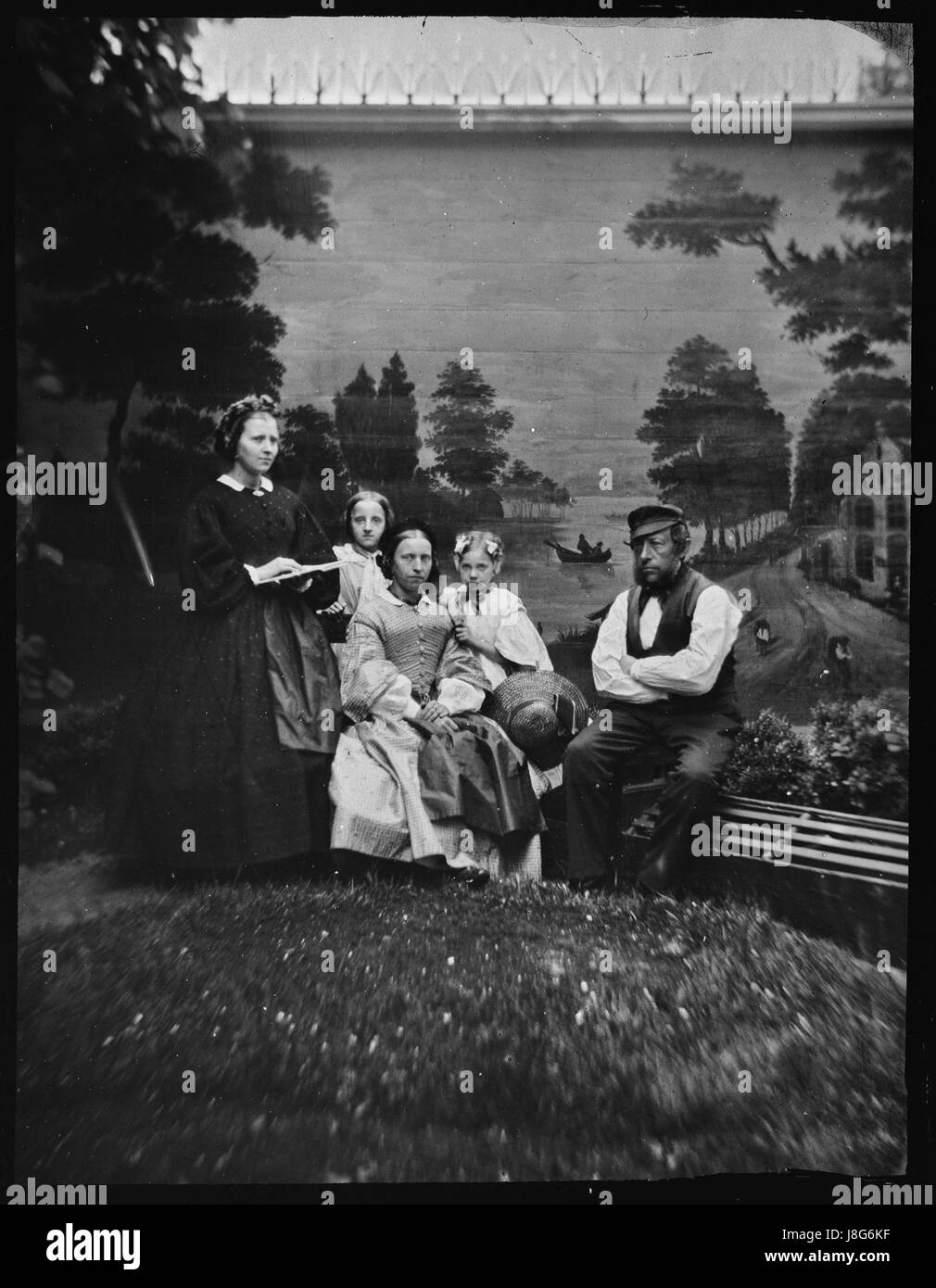 Ce portrait du XIXe siècle met en scène Gerbrand Kost (1816), Aagje Olie (1837), Hendrika Olie et deux filles inconnues, offrant un aperçu du portrait hollandais historique. Banque D'Images