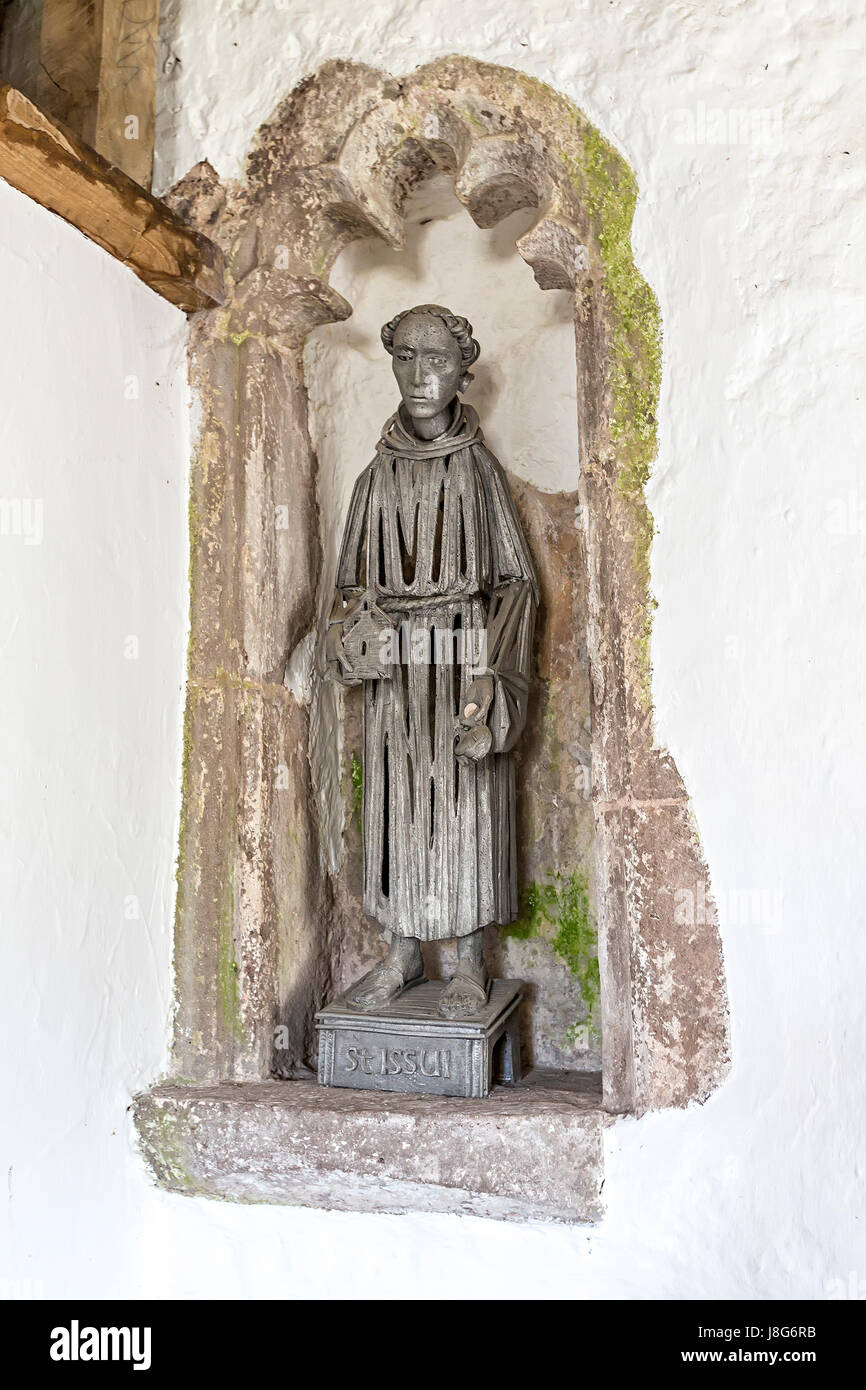 Statue en métal de Saint Issui, Patricio (Partrishow) Église de St Issui, Powys, Wales, UK Banque D'Images