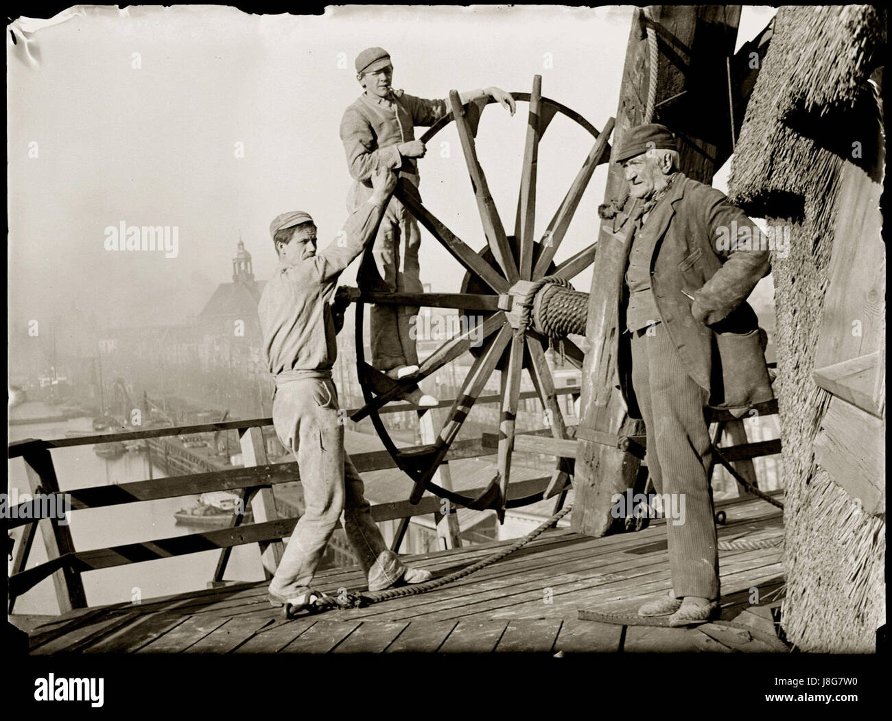 Une photographie prise par Jacob Olie en haute résolution montre Funenkade 5, un lieu à Amsterdam. L'image capture les détails architecturaux du bâtiment le long du canal. Banque D'Images