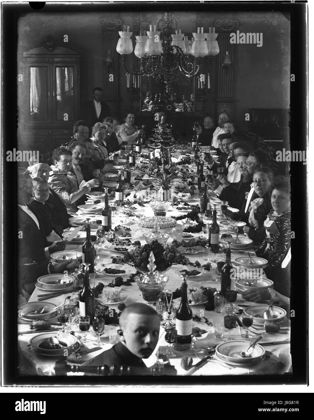 Cette photographie capture le mariage d'August Wilhelm Thiel et Anna Maria Kost, pris par Jacob Olie. Il fournit un regard détaillé et haute résolution sur un événement important dans la vie européenne du XIXe siècle. Banque D'Images