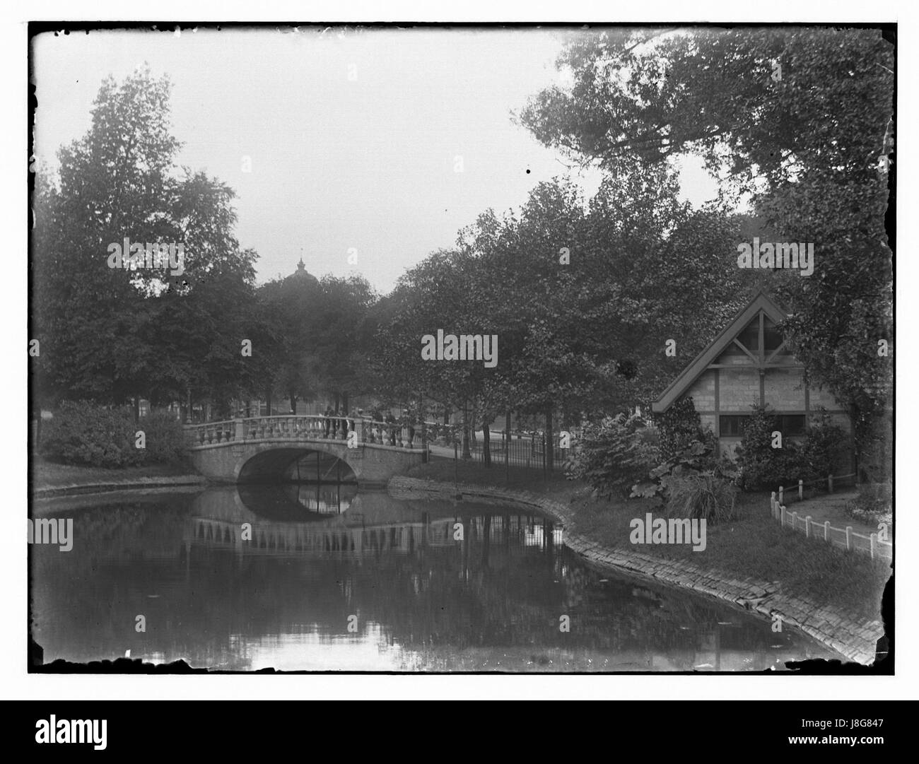 Une photographie haute résolution de Hortusplantsoen, prise par Jacob Olie. L'image offre une vue claire du jardin historique d'Amsterdam, capturant son design complexe et la vie végétale. Banque D'Images