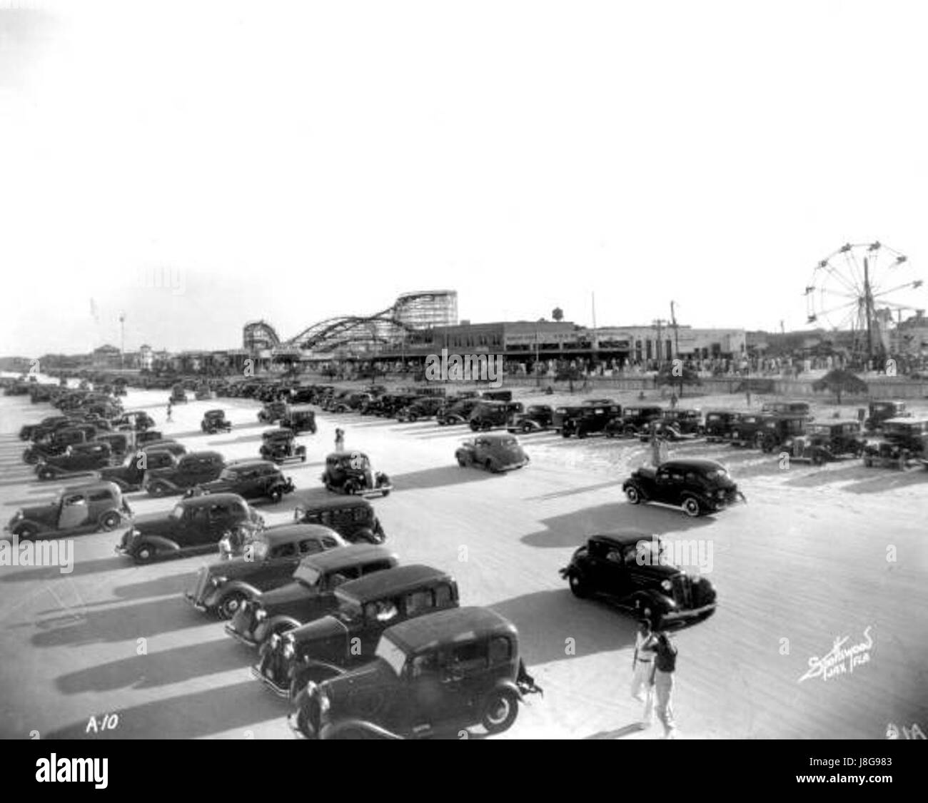 Une photographie de Jacksonville Beach, en Floride, montrant le littoral sablonneux, les vues sur l'océan et la scène de plage animée. Banque D'Images